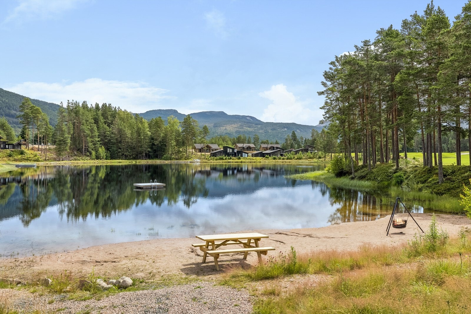 Badeplass 2 min fra hytta. Galleribilde
