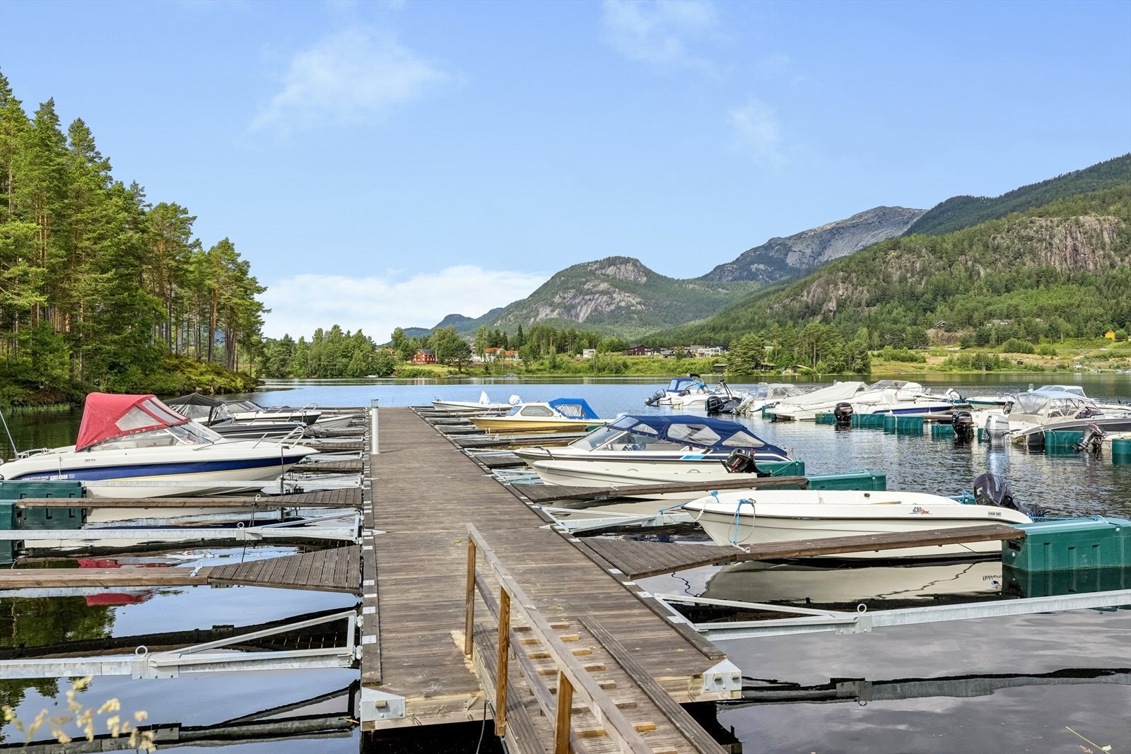 Mulighet for å kjøpe båtplass - kun få min gange fra hytta. Galleribilde