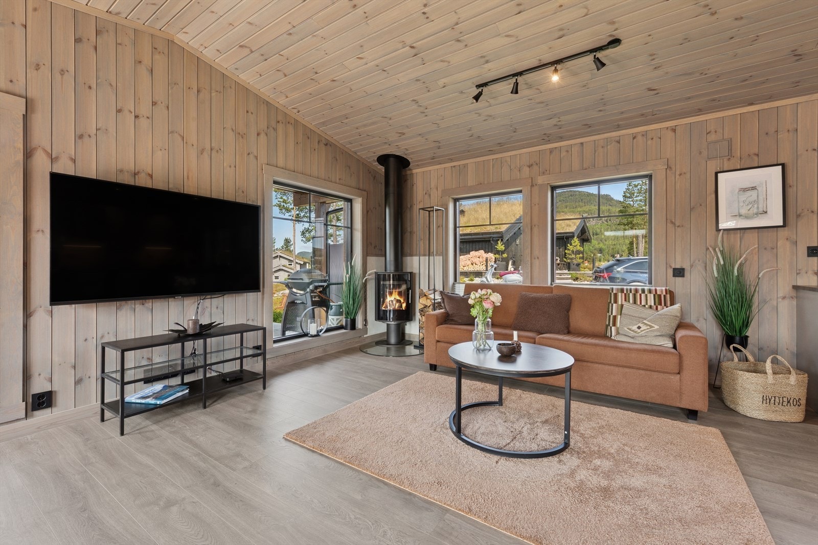 Hytta er innredet i en gjennomført fin stil med lune fargevalg og moderne løsninger. Galleribilde