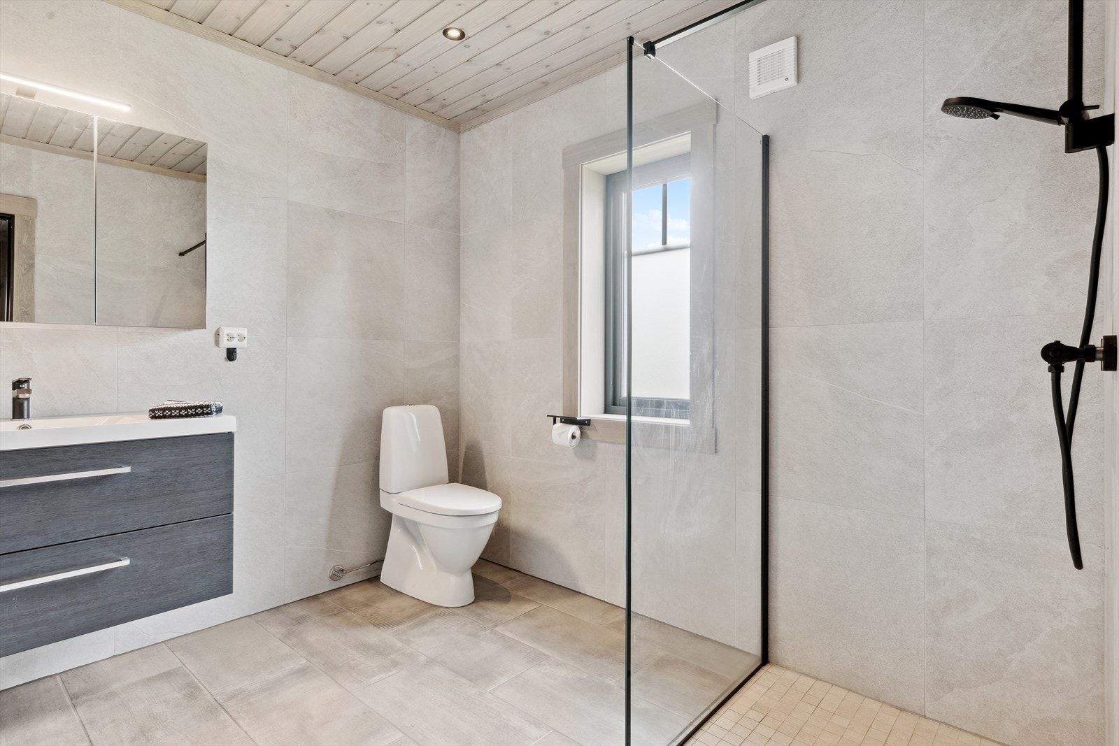 Stort og lekkert bad med adkomst via hovedsoverommet Galleribilde