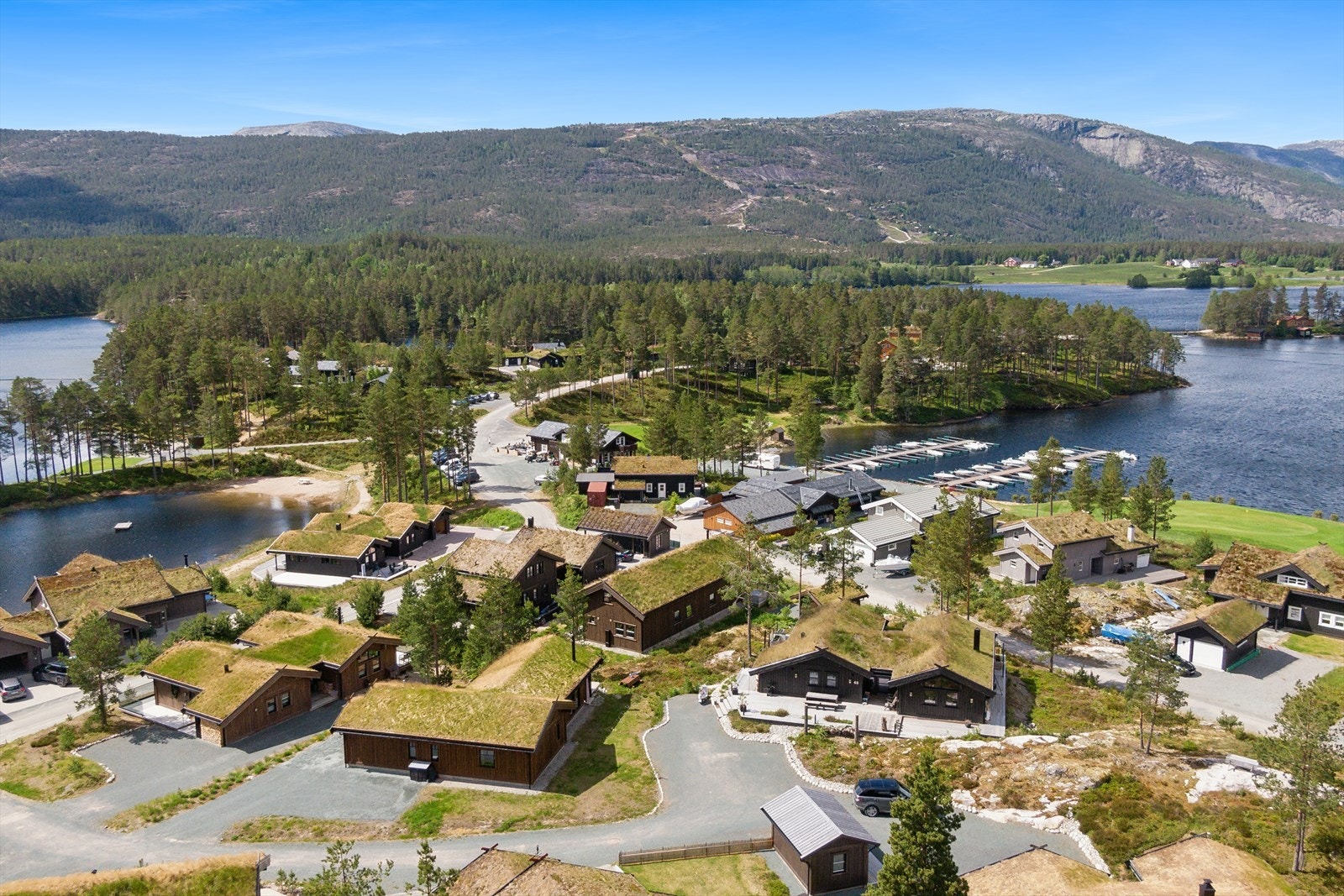 Vrådal kan by på flotte turområder, bak ser du Roholtfjellet. Klatreruten må testes! Galleribilde