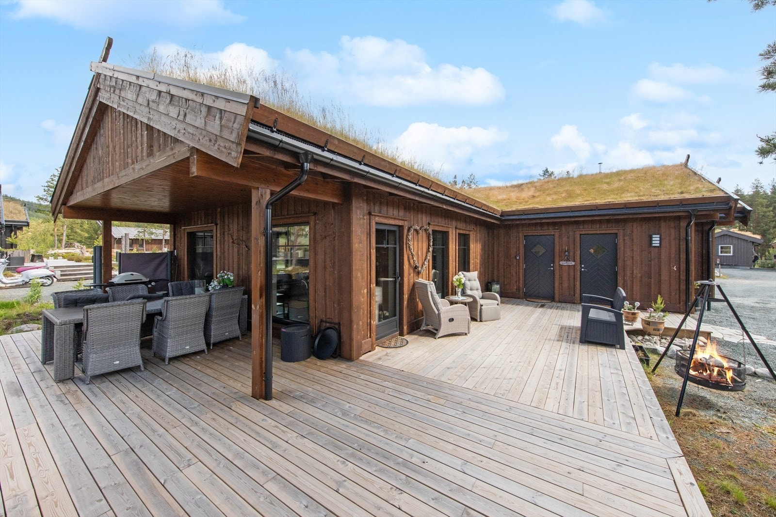 Nyt livet utendørs på den solrike og store terrassen. Morgensolen treffer ved inngangen og solen nytes til sent. Galleribilde