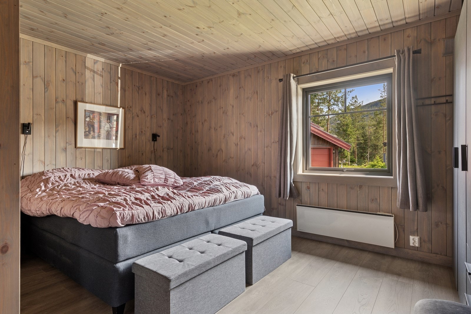 Hovedsoverommet er ekstra stort og har adkomst til eget bad. Galleribilde