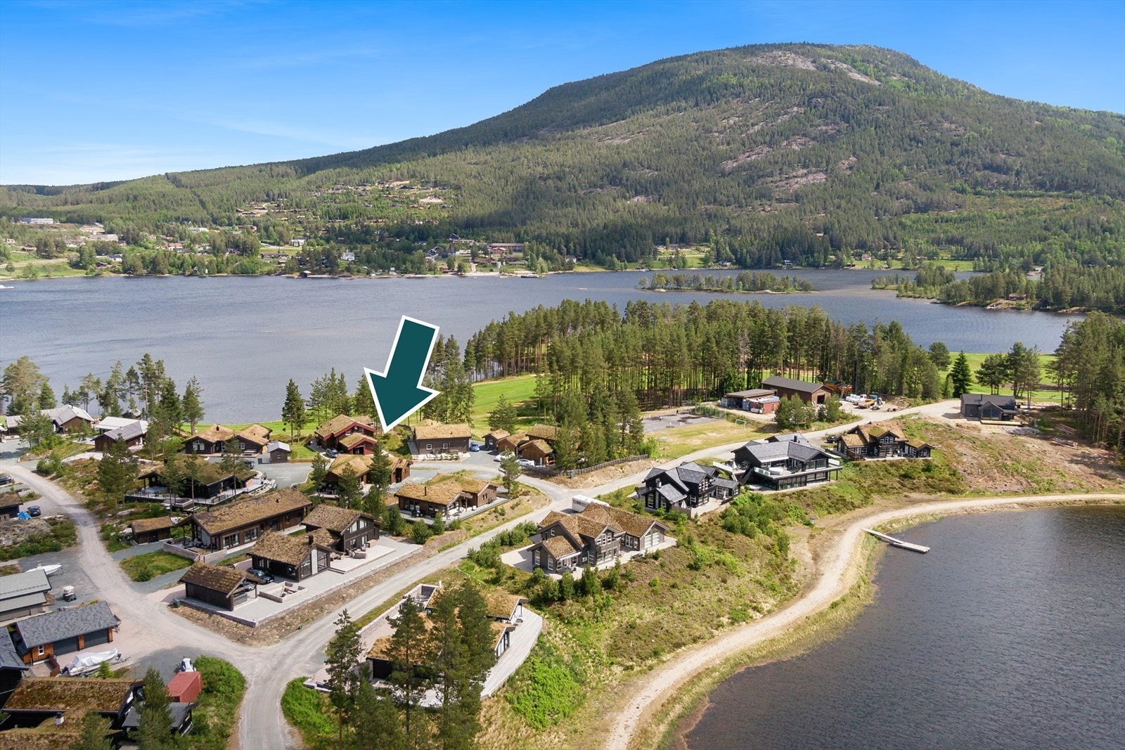 Naturskjønt hytteområde med både egen kafè, golf, tennisbane, lekeplass og fotballløkke. Galleribilde