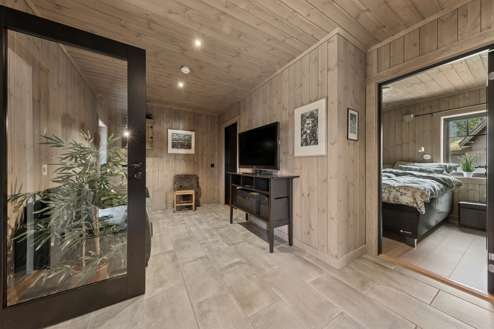 Romslig hall med plass til ekstra overnattingsgjester eller som nå, egen TV-stue. Galleribilde