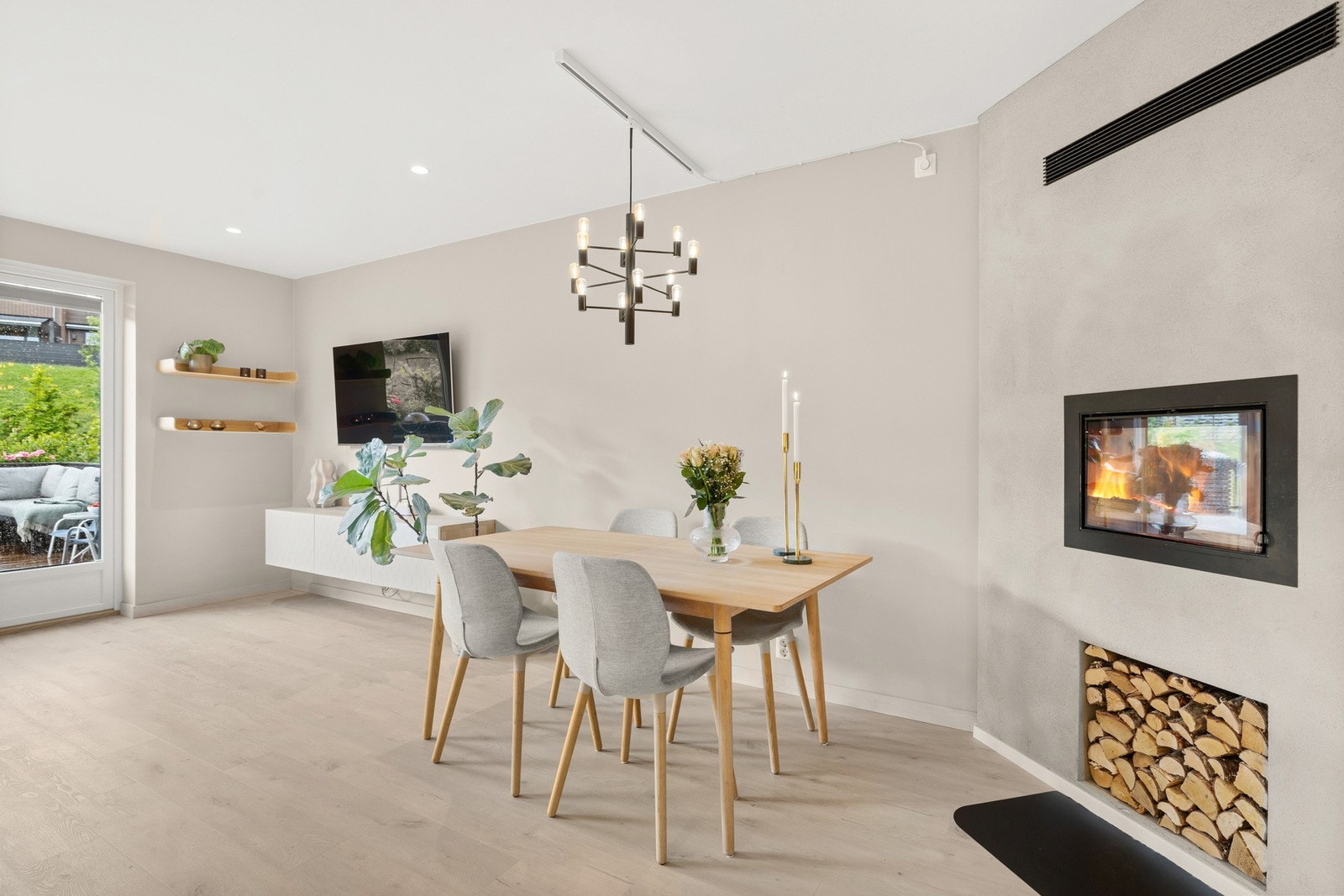 I det ene hjørnet er det et påkostet ildsted som gir god varme og en fin atmosfære. Praktisk detaljer som nisje til vedkubber. Galleribilde