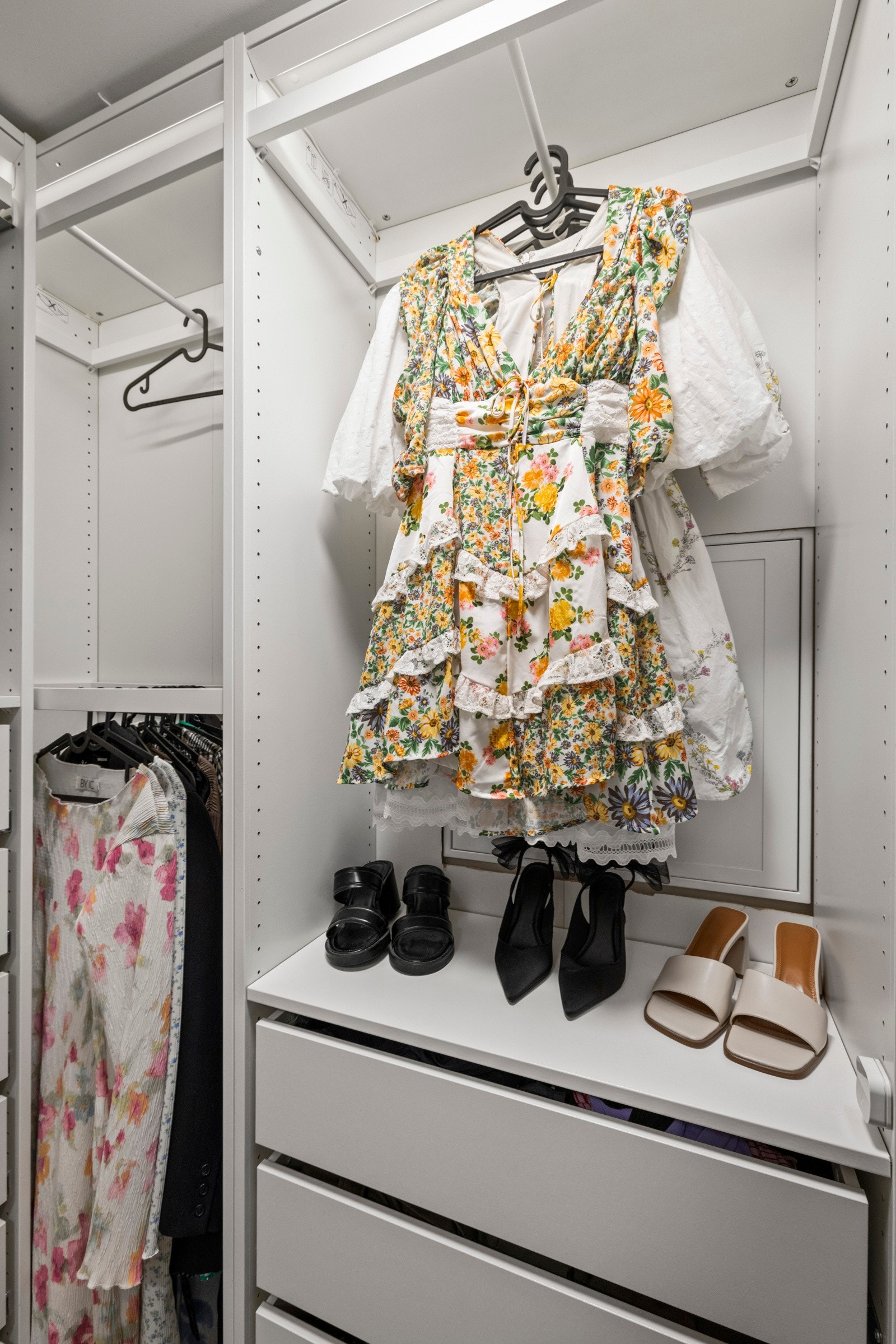 En stilren og oversiktlig løsning som gjør det enkelt å holde orden i hverdagen. Galleribilde