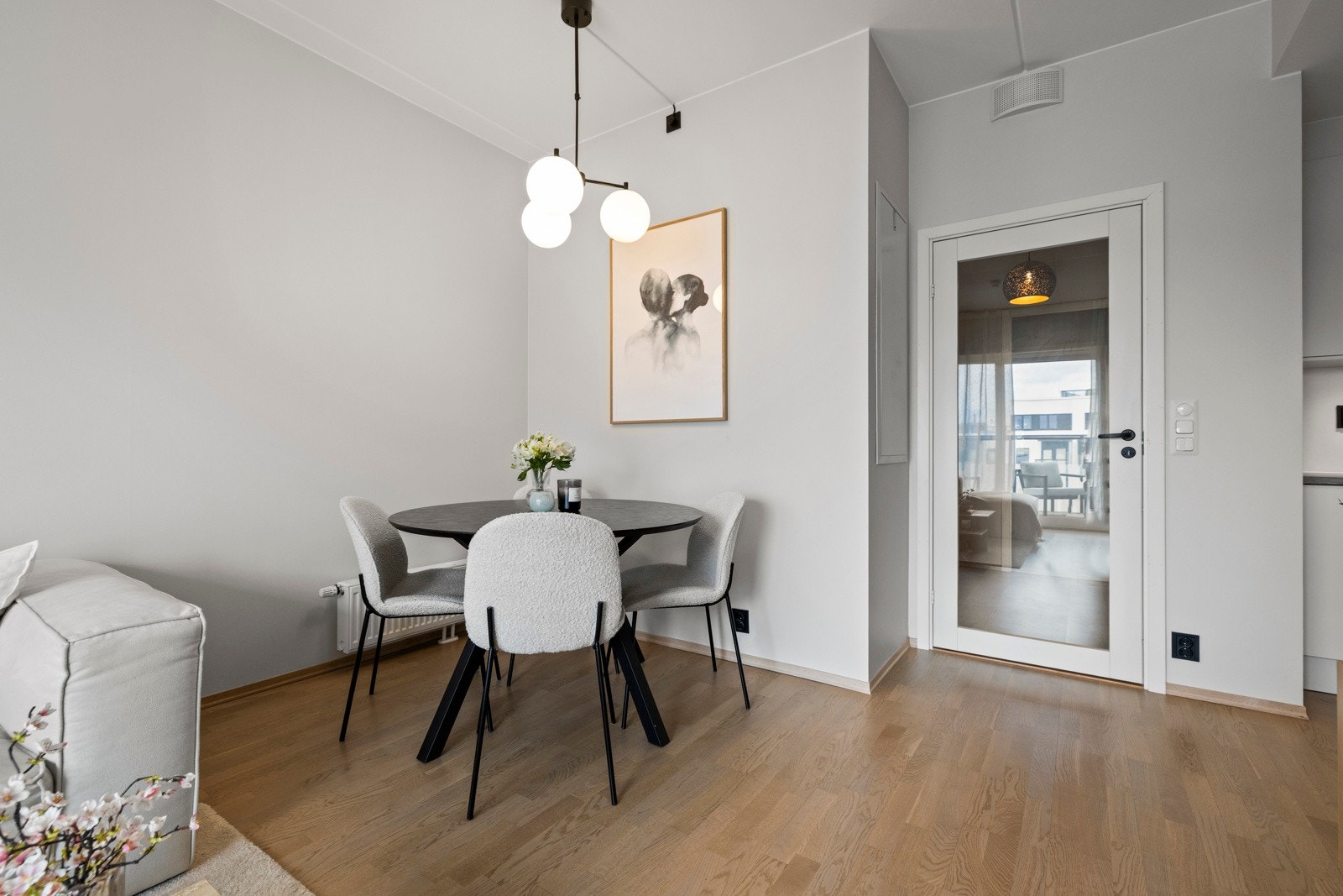 Leiligheten har en gjennomtenkt planløsning med plass til spisebord i naturlig forlengelse av stuen. Her får du et hyggelig samlingspunkt for måltider og gjester. Galleribilde