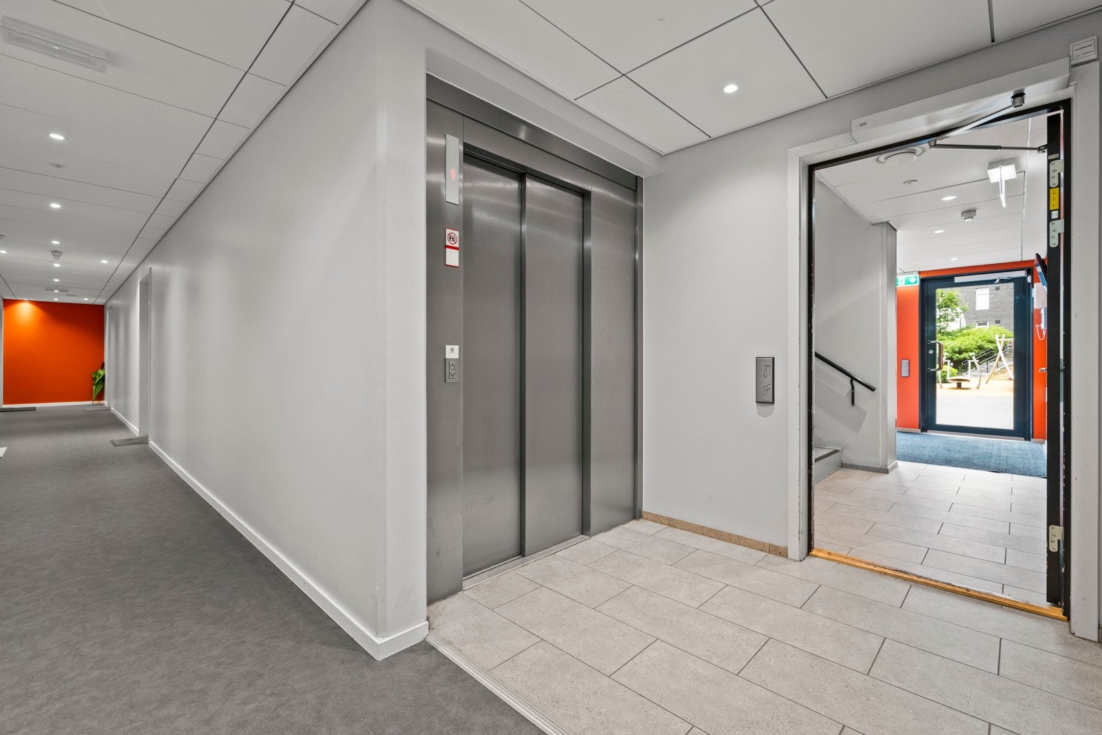 Velholdt og moderne fellesareal med heisadkomst til leiligheten - praktisk for både hverdag og flytting. Bygget er oppført i 2018 og holder en gjennomgående god standard. Galleribilde