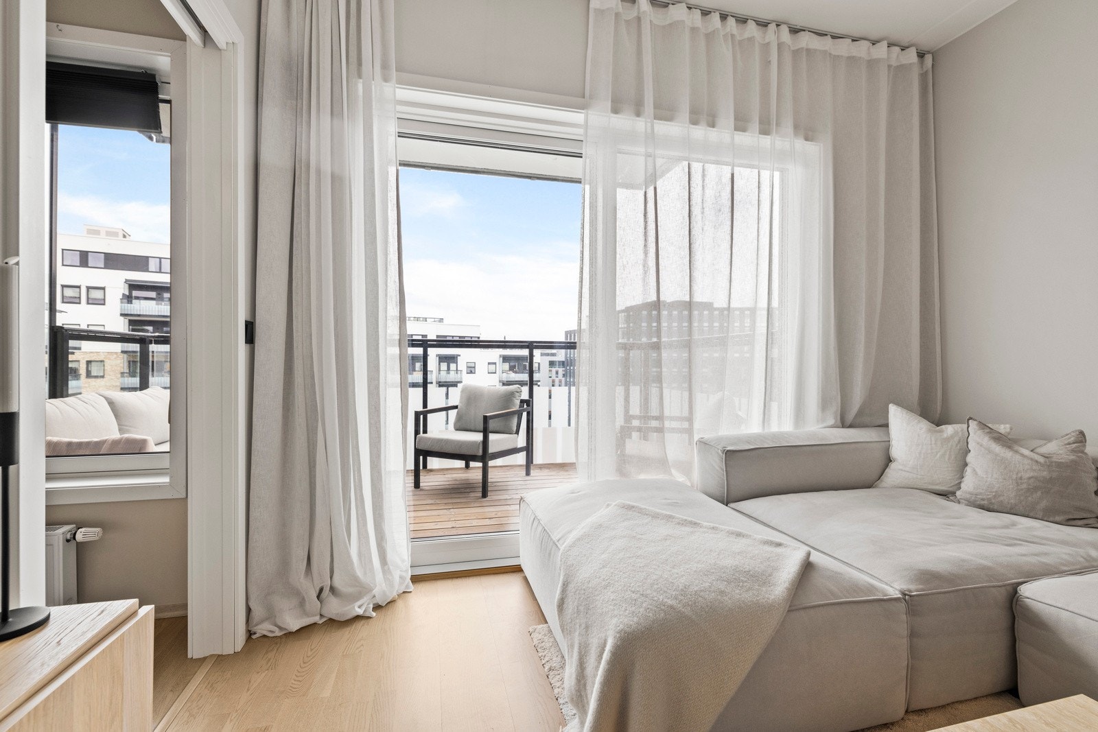 Fra stuen er det utgang til en stor og hyggelig terrasse som oppleves som en forlengelse av stuen på sommerhalvåret. Galleribilde