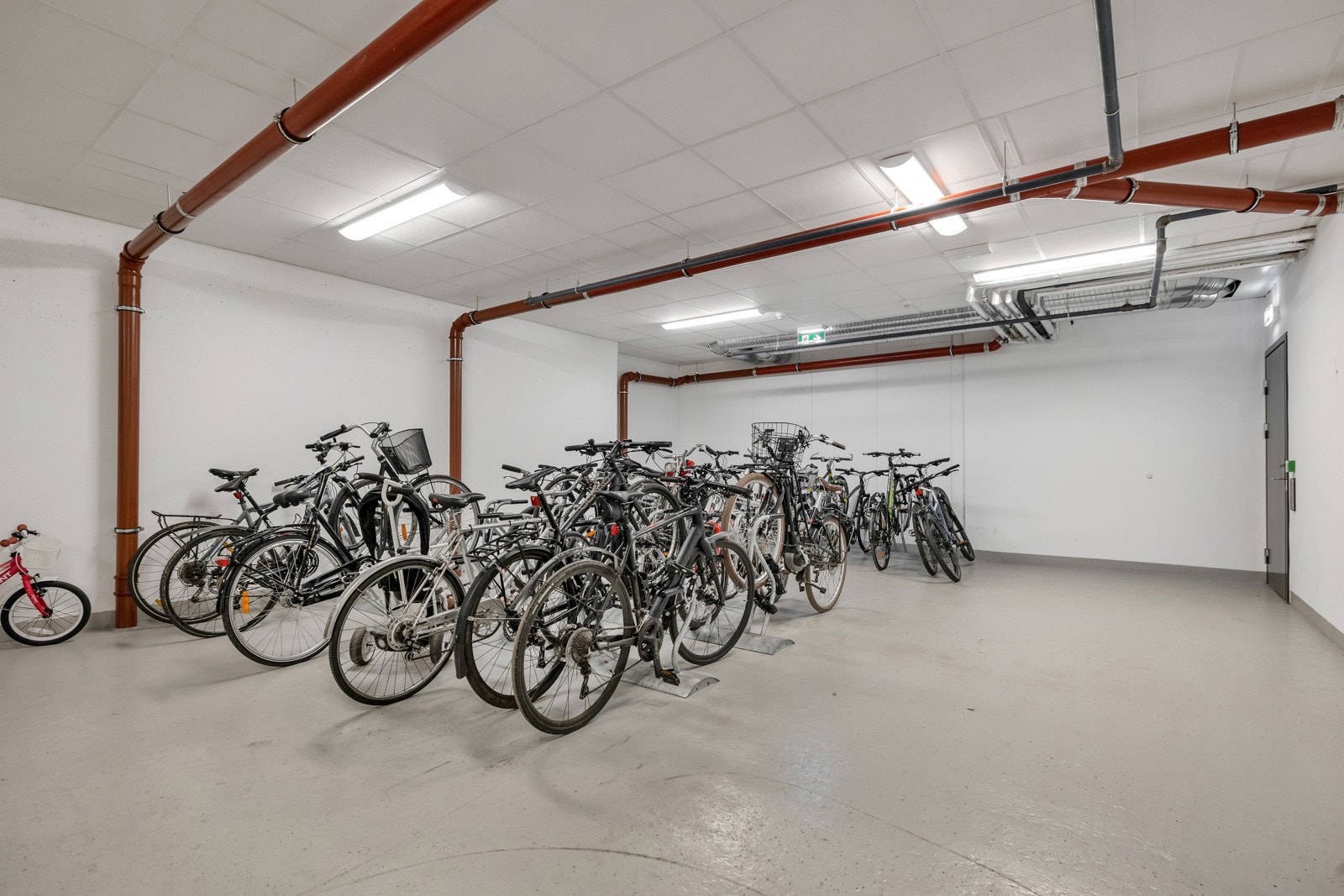 I byggets underetasje finner du et romslig og godt tilrettelagt sykkelrom - perfekt for deg som ønsker en aktiv og miljøvennlig hverdag. Galleribilde