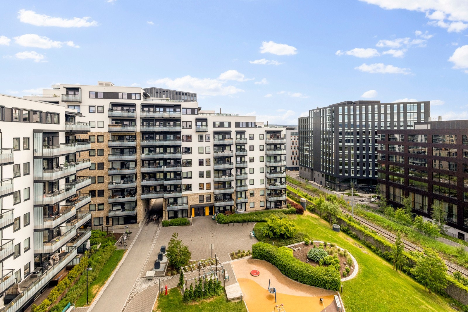 Leiligheten ligger i et moderne boligområde med grønne omgivelser, lekeplasser og sosiale soner - her bor du urbant med det lille ekstra. Galleribilde
