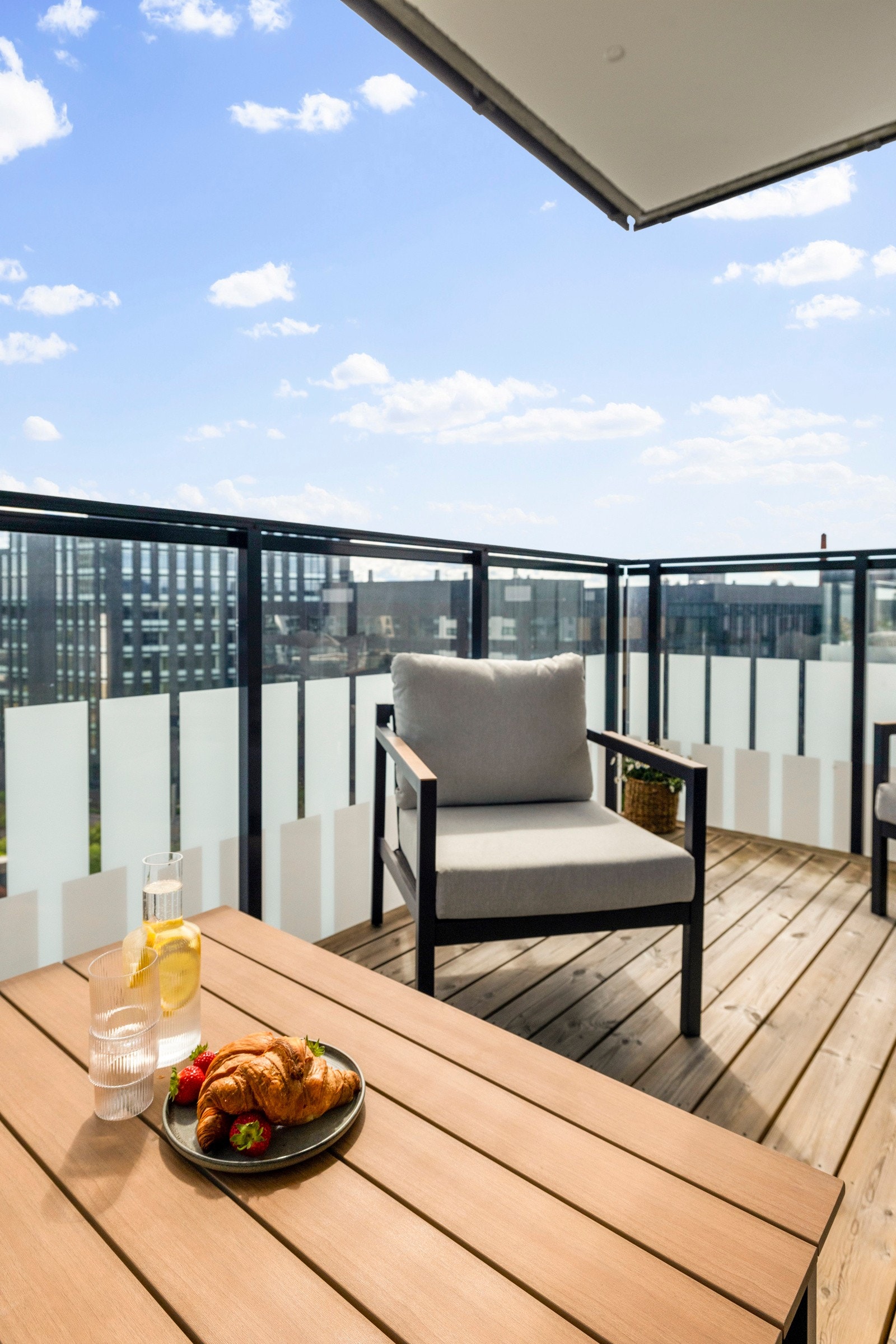 Her er det tillatt med både elektrisk- og gassgrill, noe som gjør uteplassen ideell for hyggelige måltider og sosiale kvelder. Galleribilde