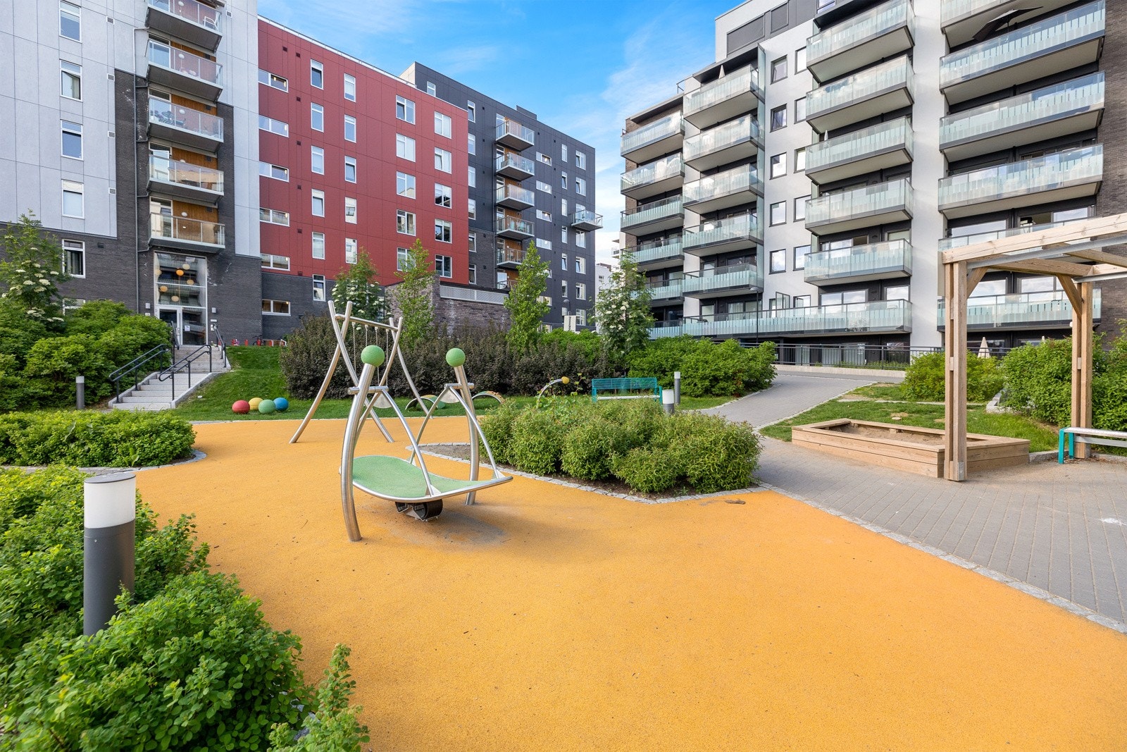 Barnevennlig tun med trygge lekeområder og god oversikt - et ideelt sted for barnefamilier eller besøk av små gjester. Galleribilde