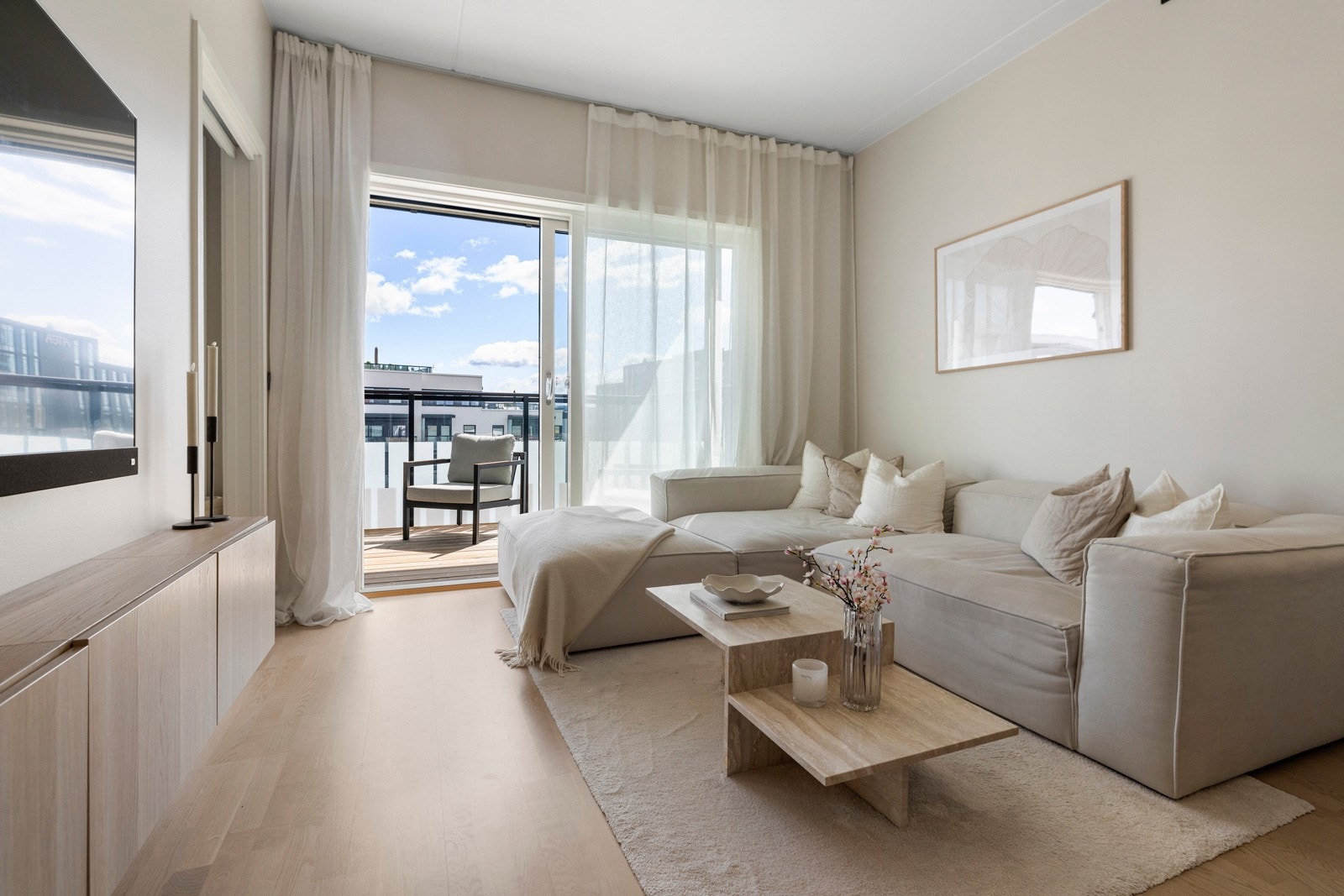 Stuen har pene overflater med lys parkett som gir et moderne og varmt uttrykk. Galleribilde