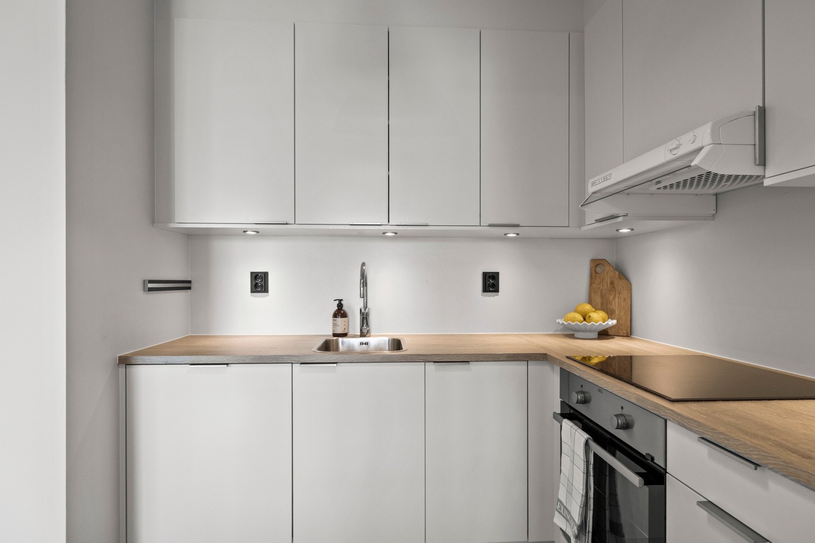 Kjøkkenet er utstyrt med integrert kjøl- og fryseskap, oppvaskmaskin, platetopp og stekeovn - alt sømløst innpasset for en praktisk og helhetlig løsning. Galleribilde