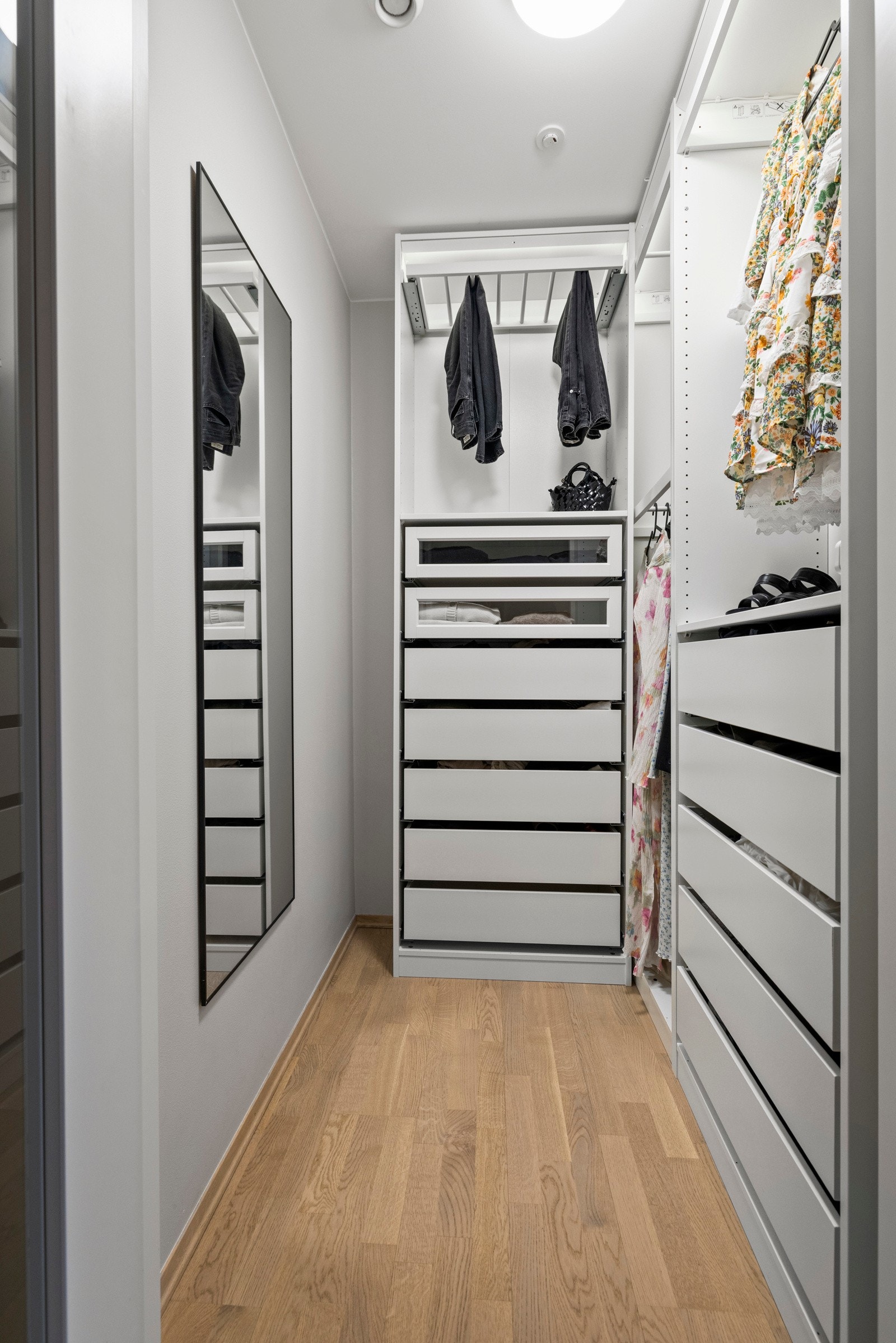 Praktisk og romslig garderoberom som gir god oversikt og effektiv oppbevaring. Galleribilde