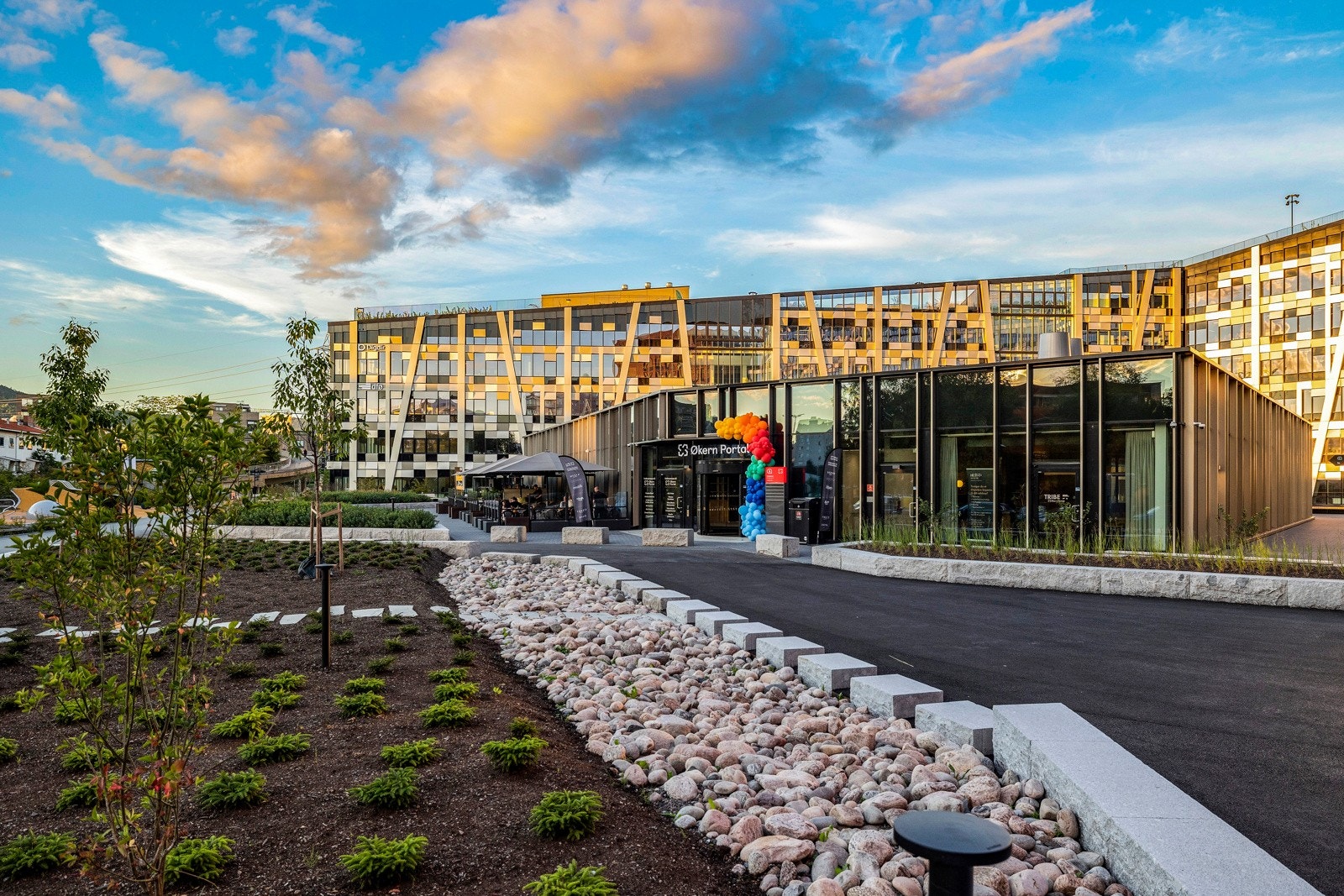 Moderne torgområde med butikker, bakeri og kaféer - alt du trenger rett utenfor døren. Galleribilde