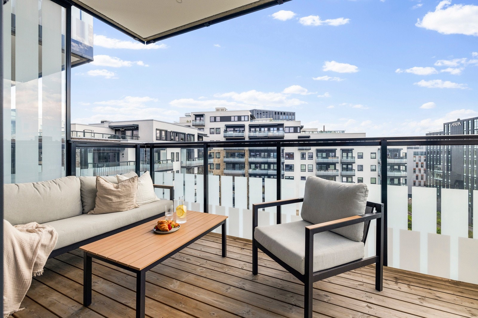 Solrik balkong på hele 9 kvm - et perfekt sted å nyte solfylte dager. Galleribilde