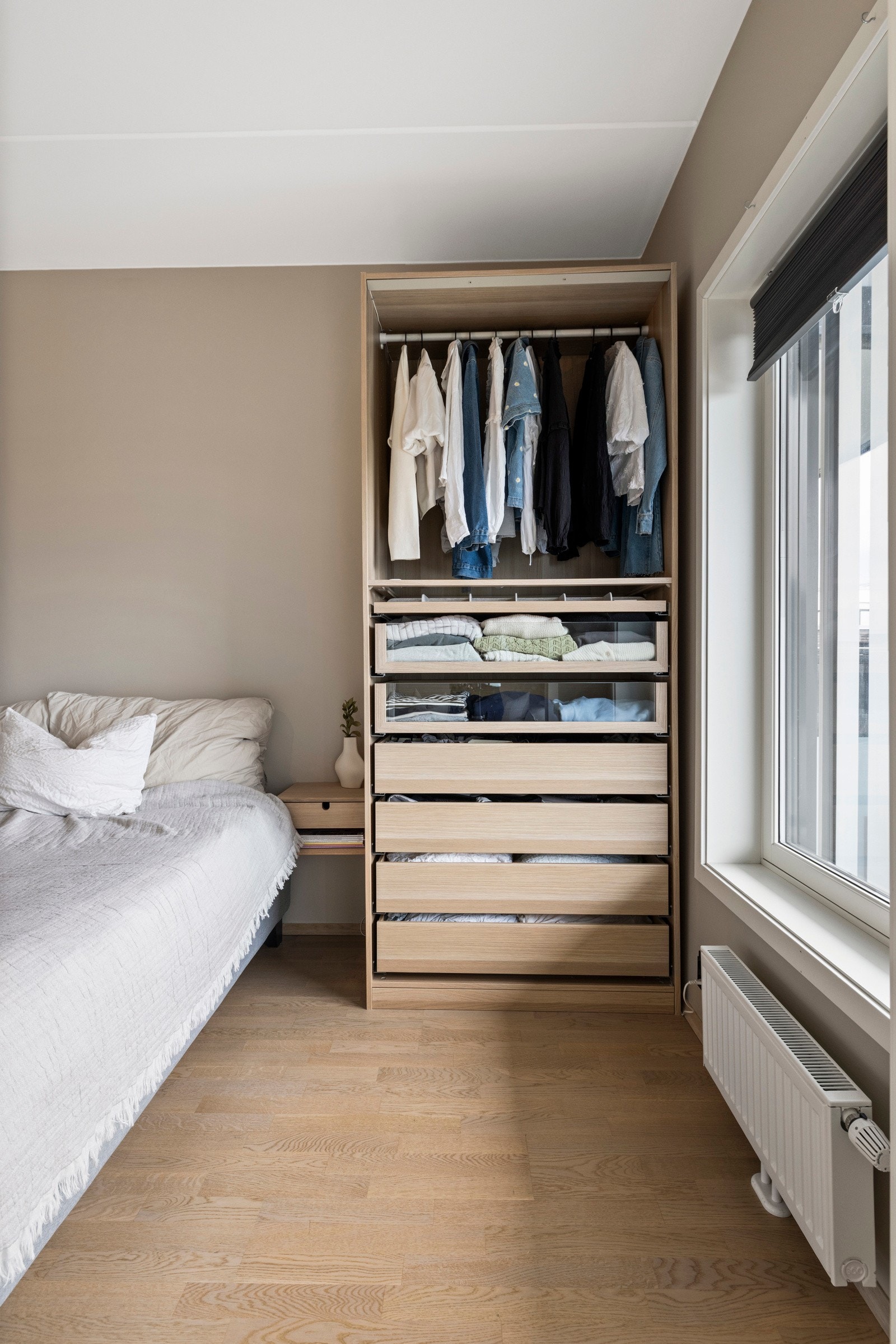 Det store vinduet gir godt med naturlig lys og utsyn mot nærområdet - en behagelig ramme for avslapning. Galleribilde