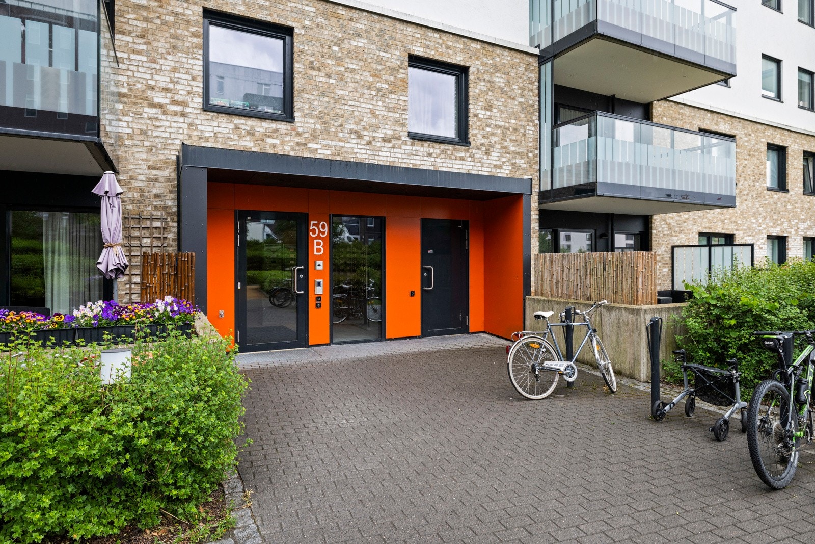 Stilfull og lett gjenkjennelig inngangsparti med trivelig beplantning og god tilgjengelighet. Et hyggelig førsteinntrykk både for deg og dine gjester. Galleribilde