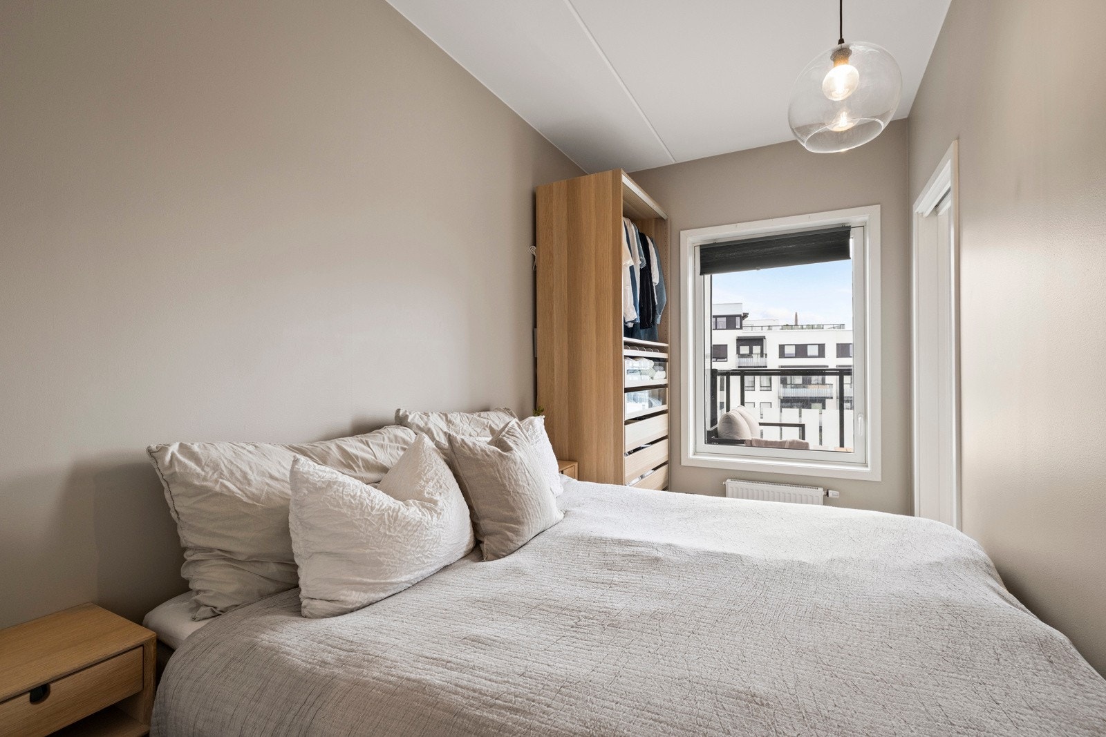 Soverommet er lunt og innbydende med rolige fargetoner som gir et godt sovemiljø. Galleribilde