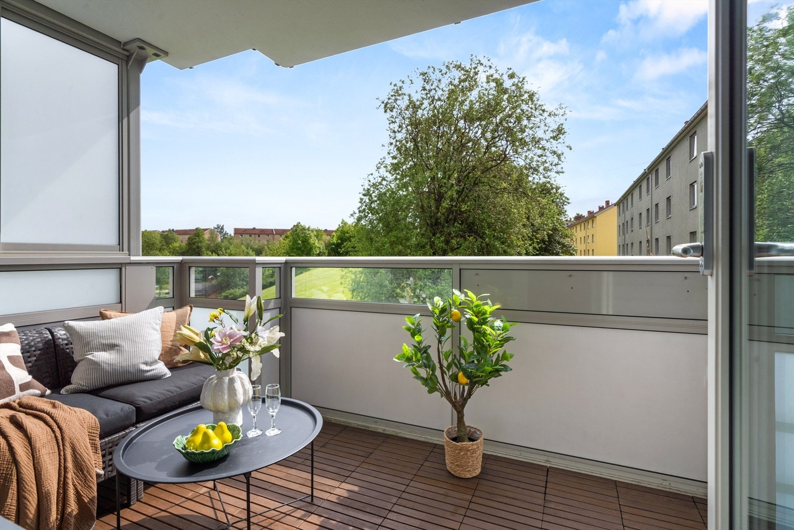 Direkte adkomst fra stue til balkong utvider hjemmets oppholdsareal på varme dager. Galleribilde