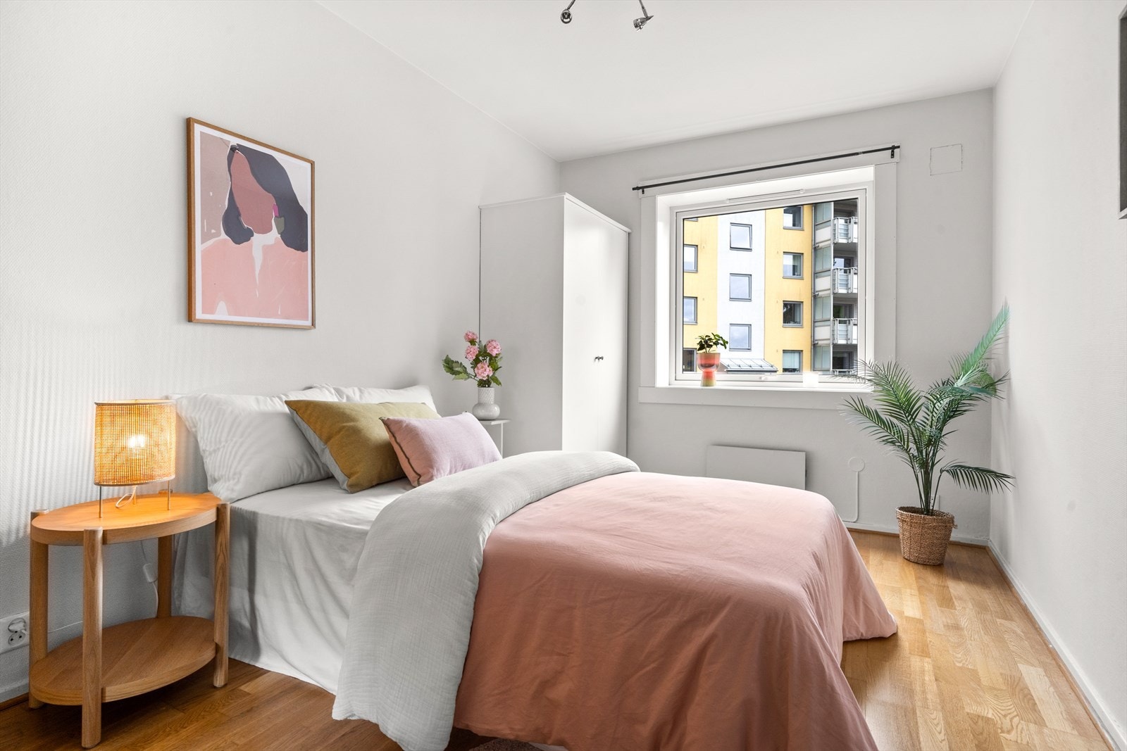 Soverom med god plass til dobbeltseng og nattbord Galleribilde