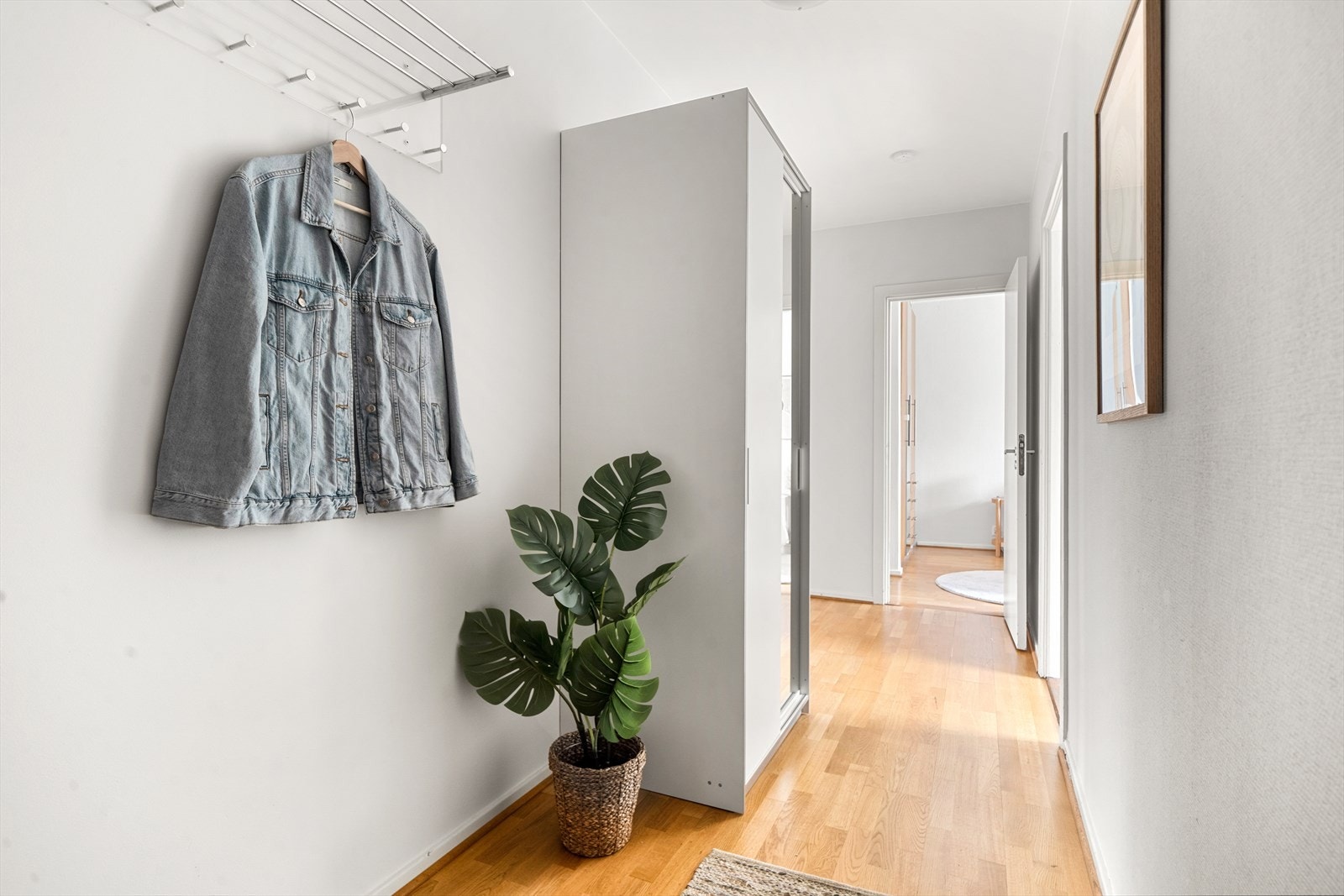 Lys entré med plass for garderobe og skoskap Galleribilde