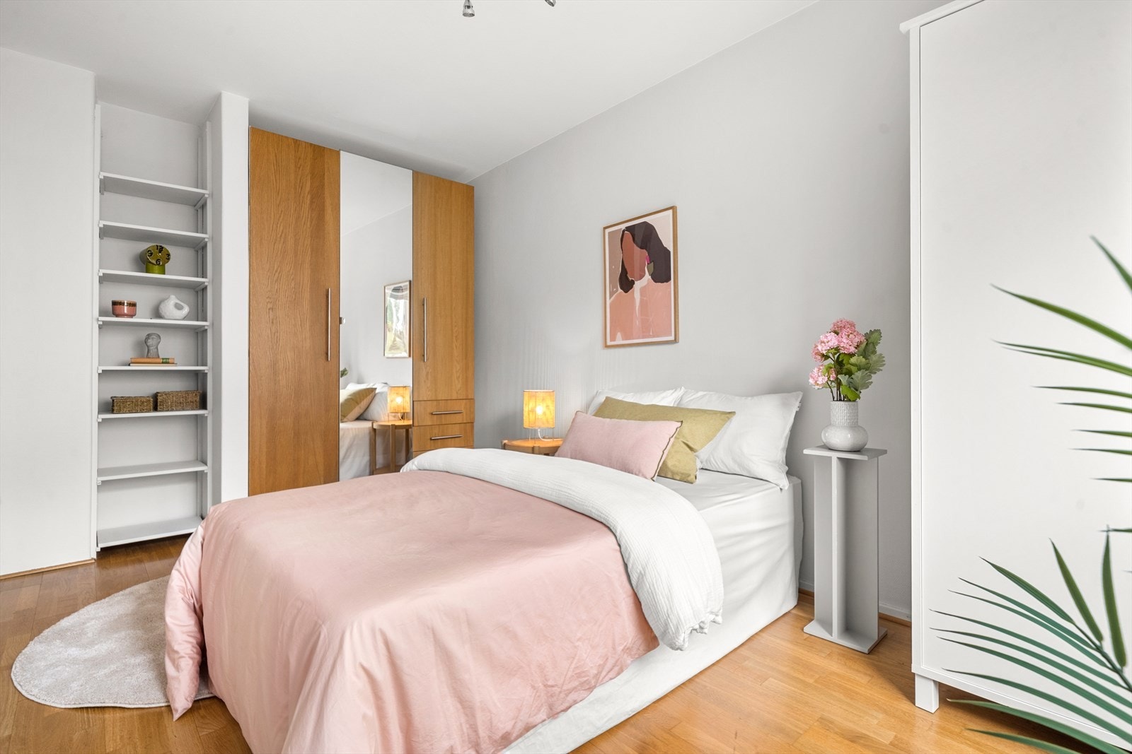 Soverom har plass til praktisk garderobe Galleribilde