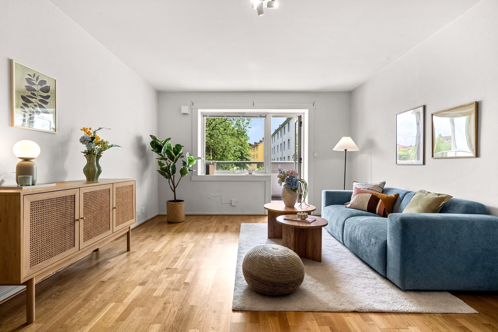 Store vindusflater i stuen gir en åpen og luftig atmosfære. Galleribilde