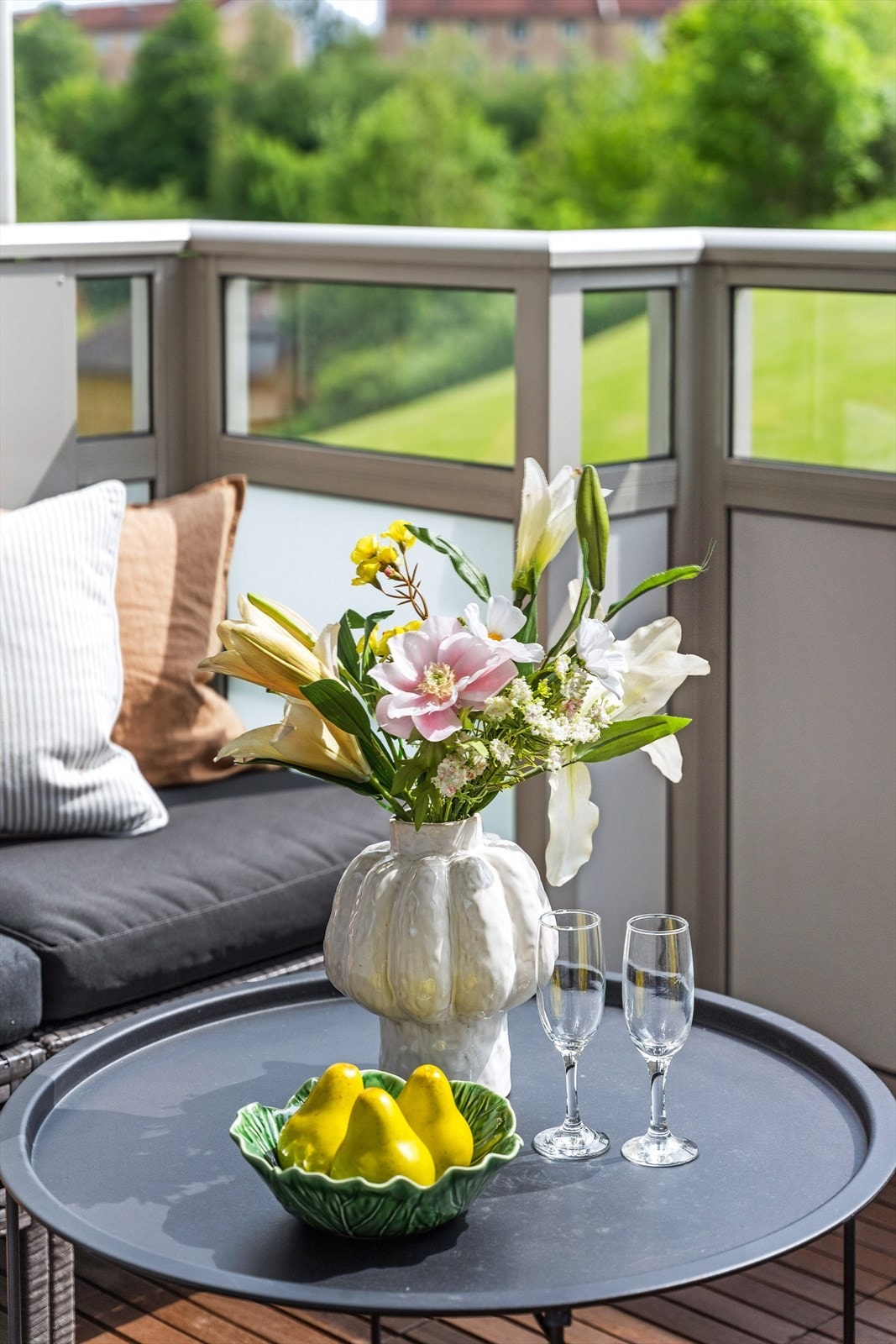 Balkongen gir mulighet for hyggelige måltider og rolige stunder i frisk luft Galleribilde