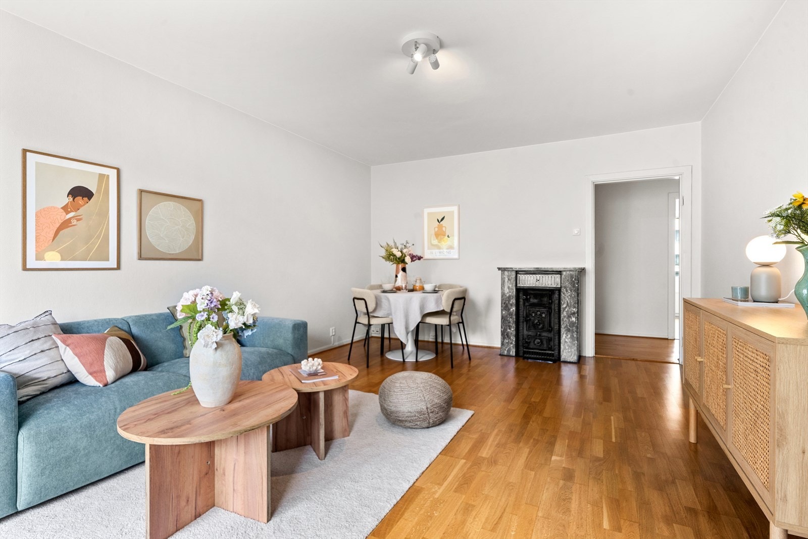 Stuen har god plass til både sofagruppe og spisebord i et sosialt miljø Galleribilde