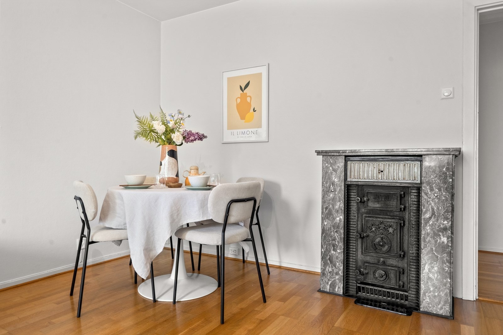 Spiseplassen i stuen gir rom for hyggelige middager og samvær Galleribilde