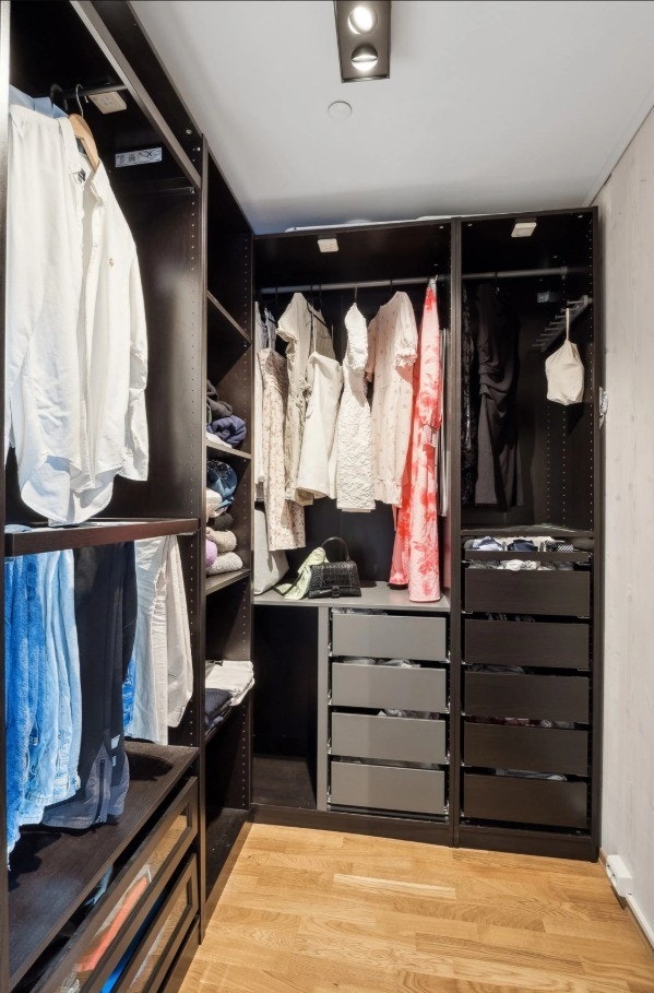Bod omgjort til walk-in garderobe. Galleribilde