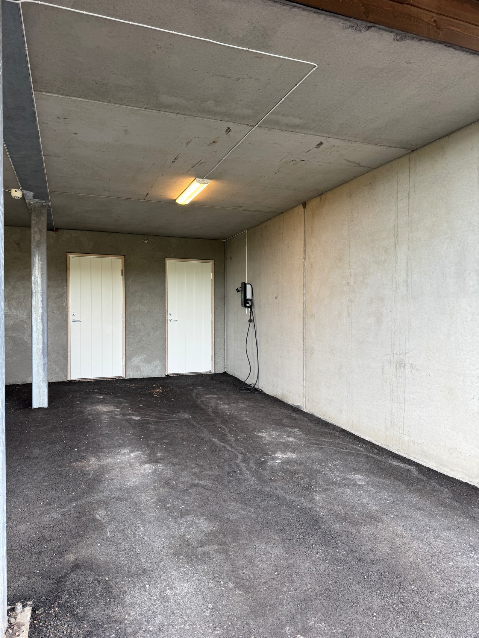 Carport med elbil lader og bod. Galleribilde