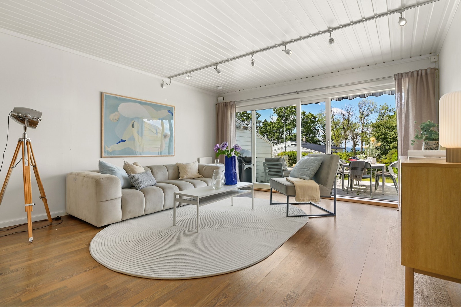 Stuen er lys og luftig, med store vindusflater som slipper inn godt med dagslys. Galleribilde