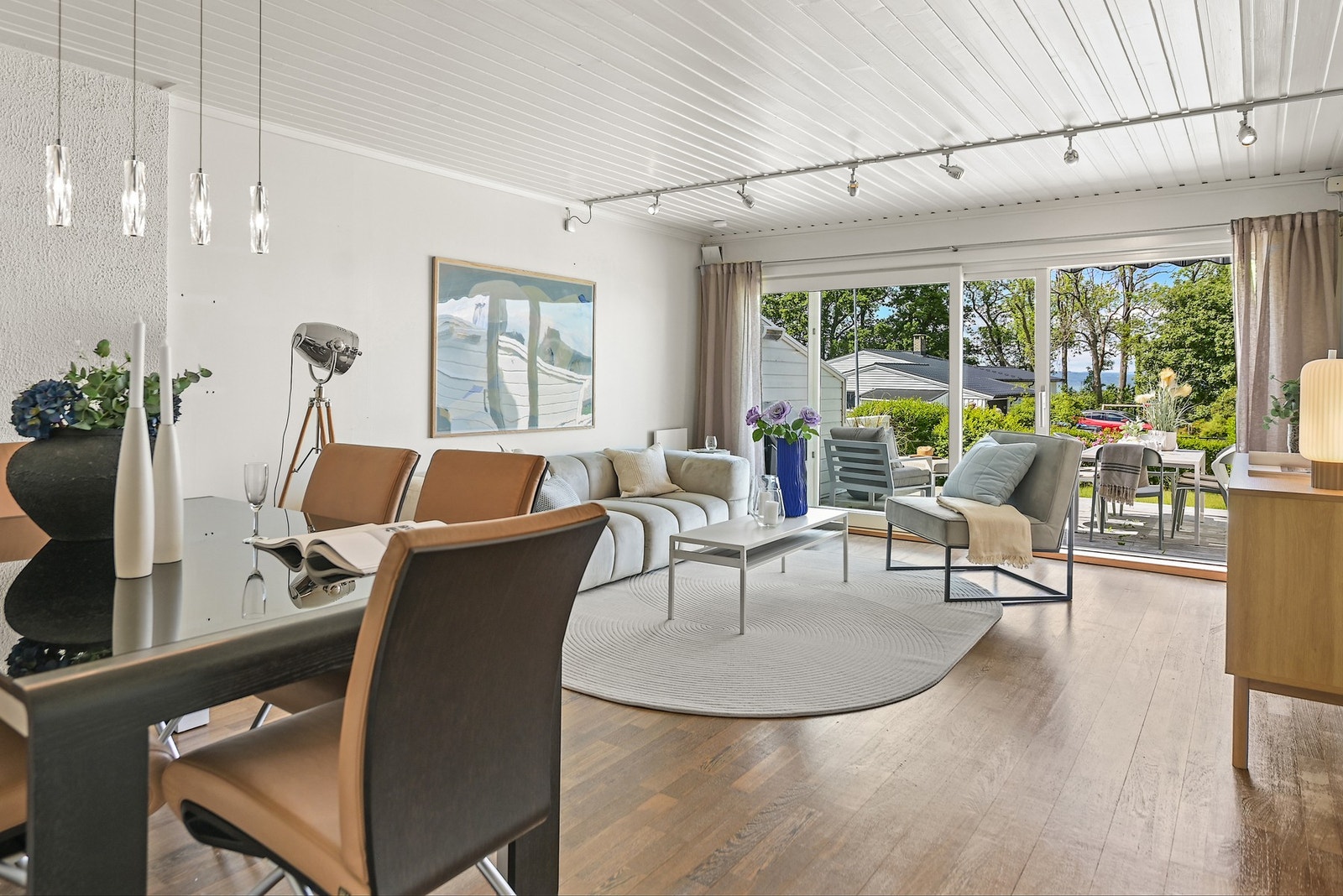 Her er det plass til både sofagruppe og spisebord. Galleribilde