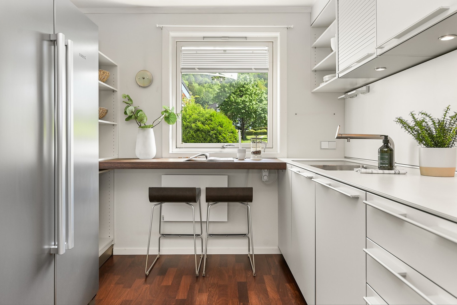 Et romslig side-by-side kjøleskap/fryser medfølger. Galleribilde