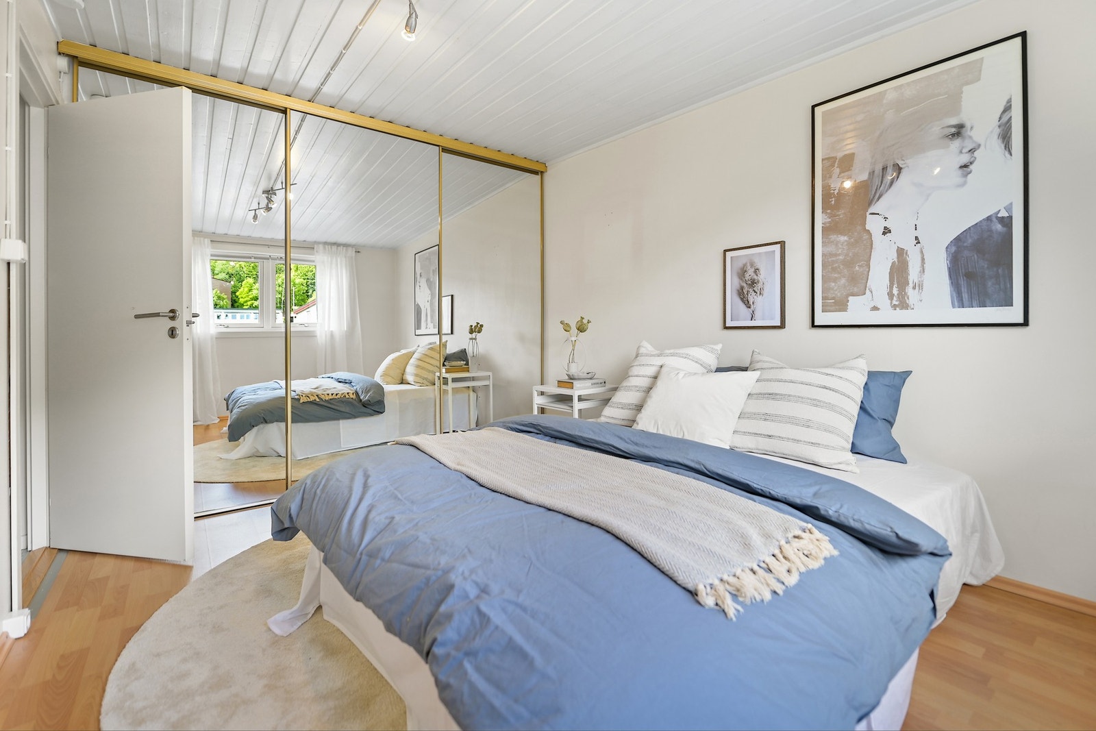 Dette soverommet har plassbygget skyvedørsgarderobe. Galleribilde