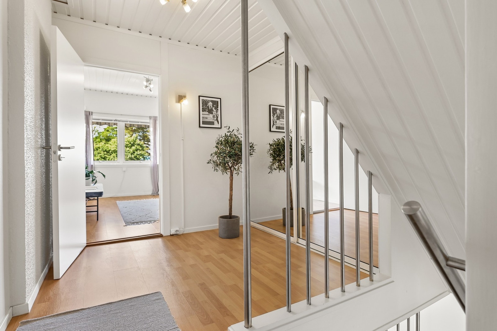 Skyvedørsgarderobe i gangen i 2 etg og skyvedører i front av kottet i 2 etg. Galleribilde