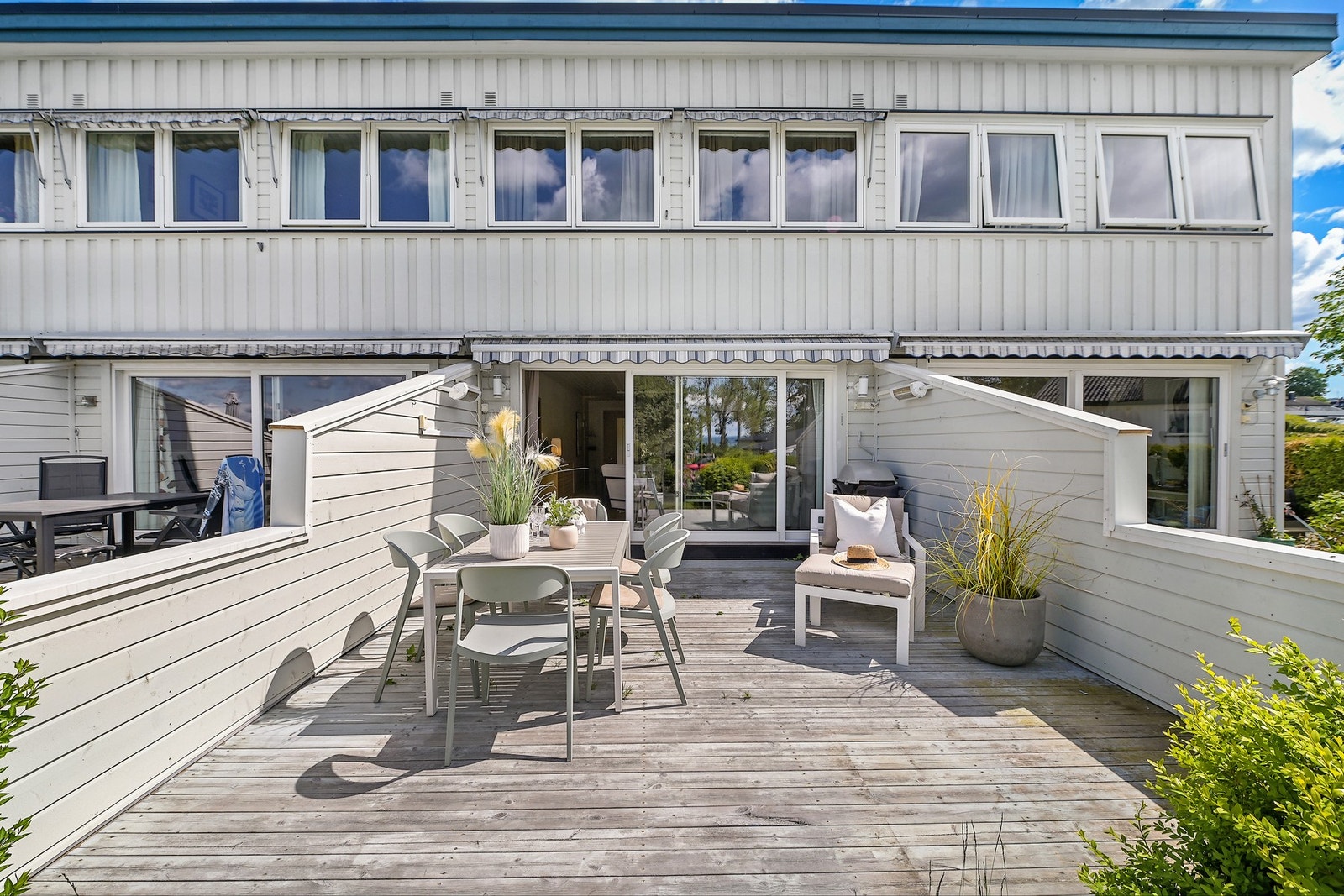 Fra stuen er det utgang til en hyggelig uteplass som innbyr til avslapning på varme dager. Galleribilde