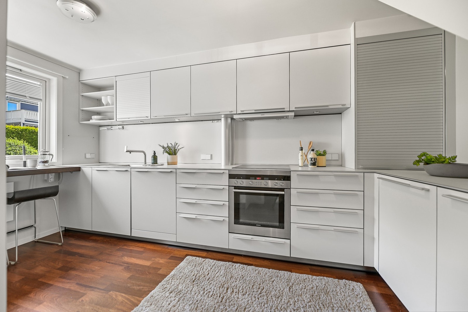 Kjøkkenet har en praktisk utforming med slette fronter og laminert benkeplate. Galleribilde