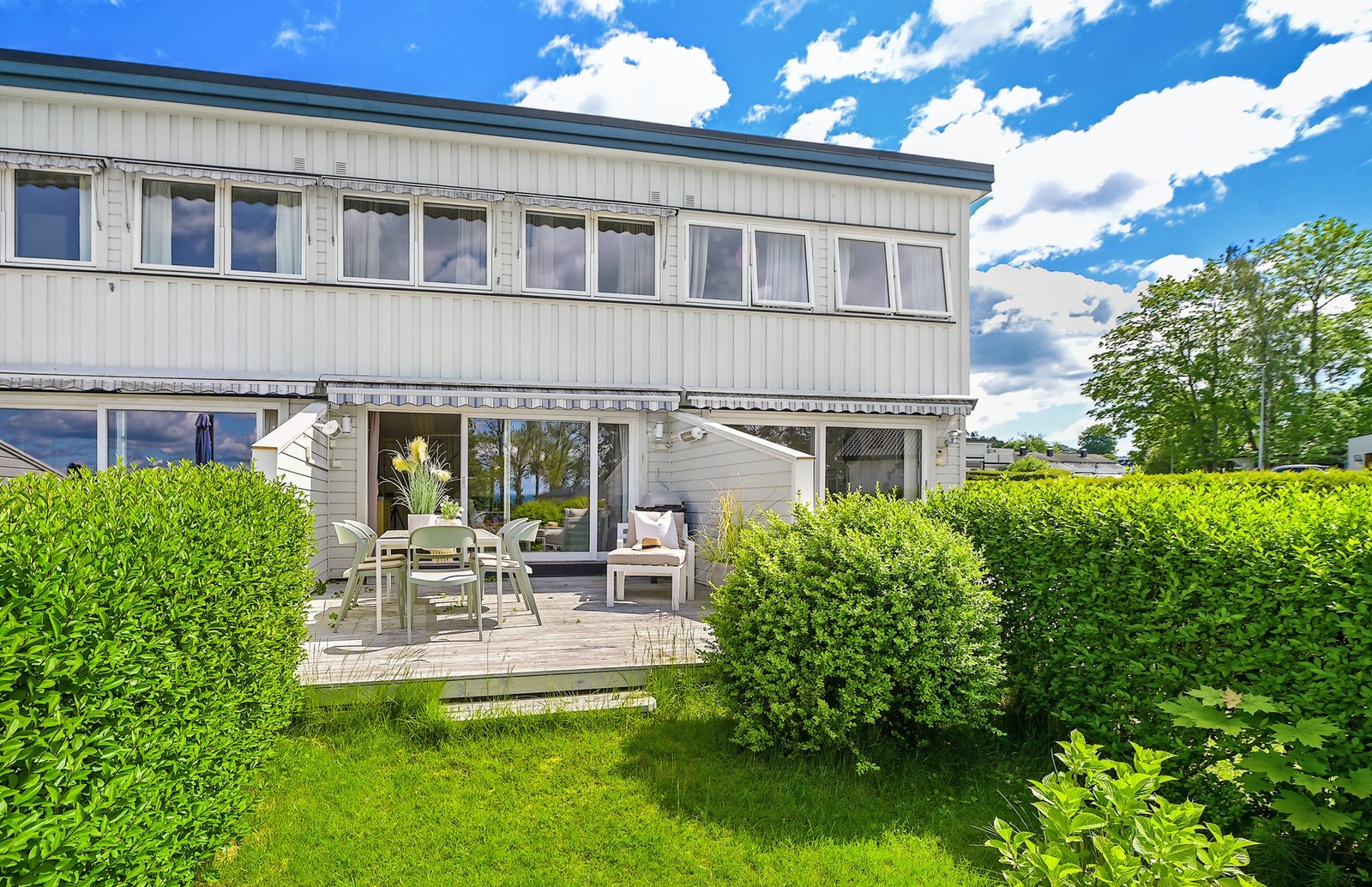 Uteplassen har gode solforhold og er et naturlig samlingspunkt gjennom sommerhalvåret. Galleribilde