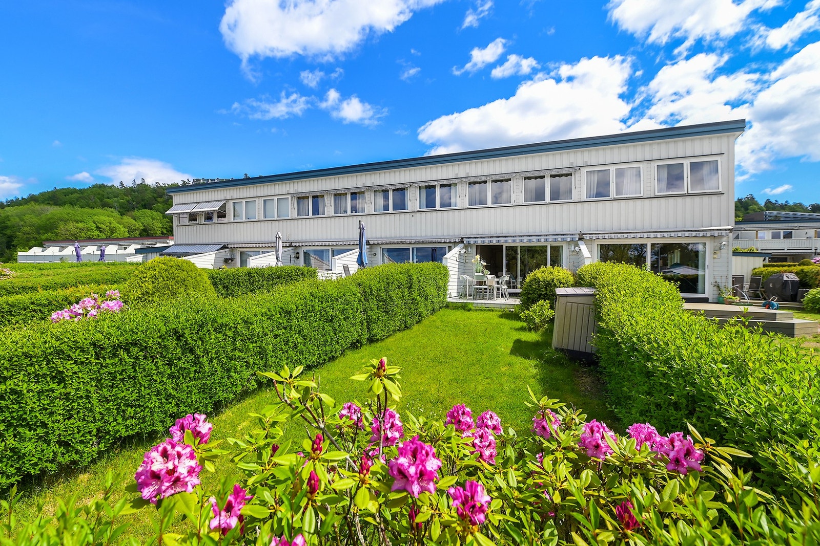 Beliggenheten er rolig og solrik, med kort vei til sjø, turstier og strender - perfekt for deg som ønsker både naturnærhet og nærhet til byens fasiliteter. Galleribilde
