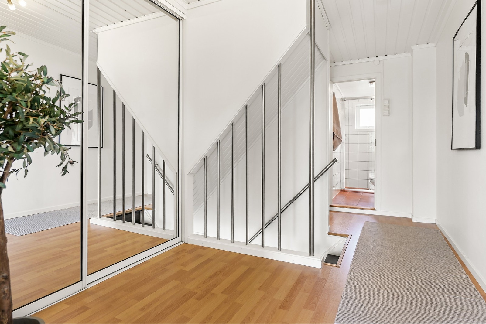 Innvendig tretrapp. Stålrekkverk og håndløper. Galleribilde