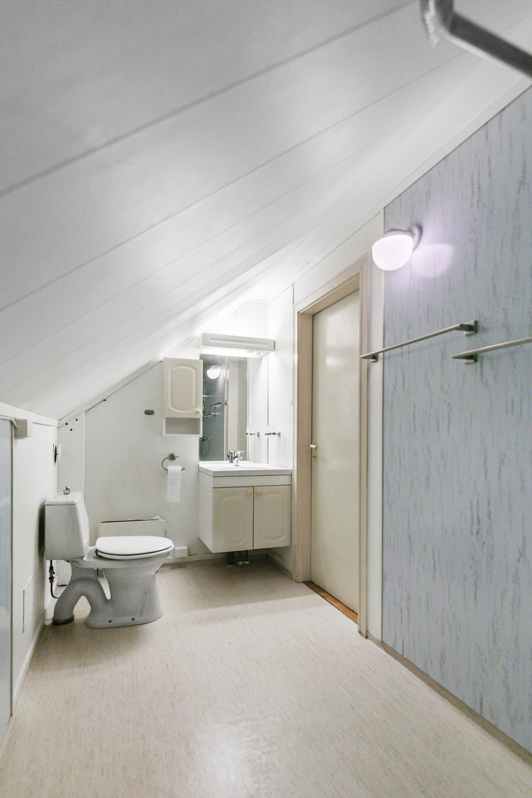 Badet i 2. etg. ble etablert i 1999 med belegg på gulver og plater på vegger. Galleribilde