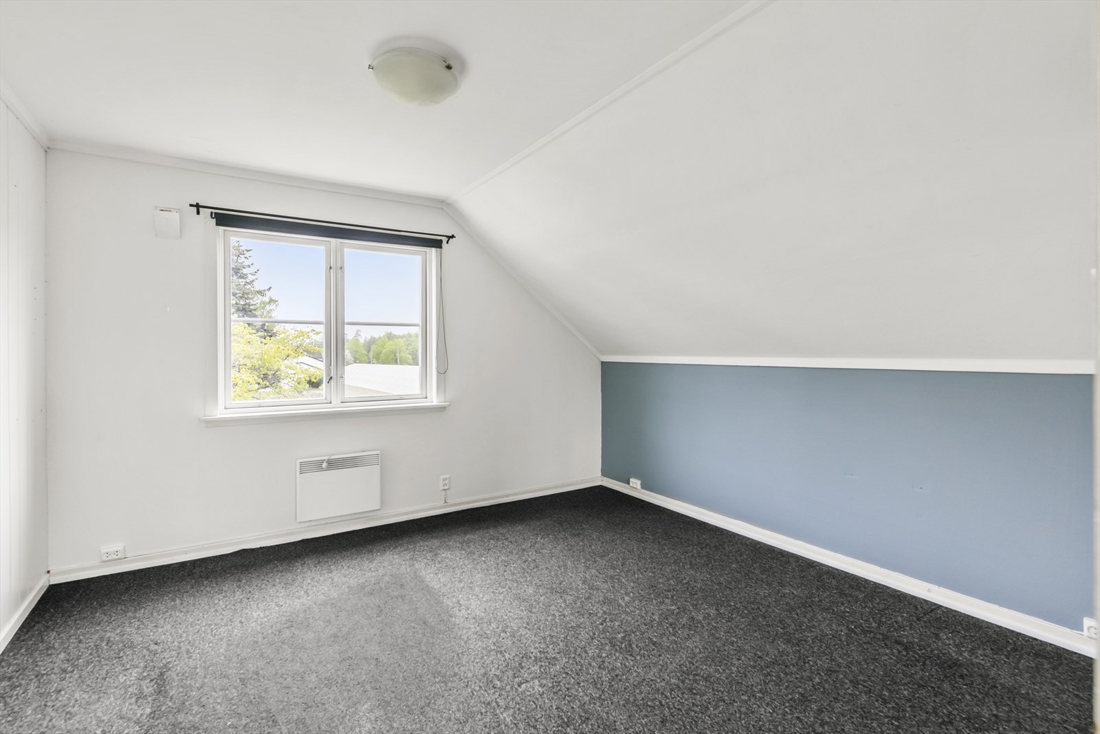 Boligens 2. etasje inneholder soverom, stue, kjøkken, bad og gang, samt et uinnredet loft som benyttes til lagring. Galleribilde
