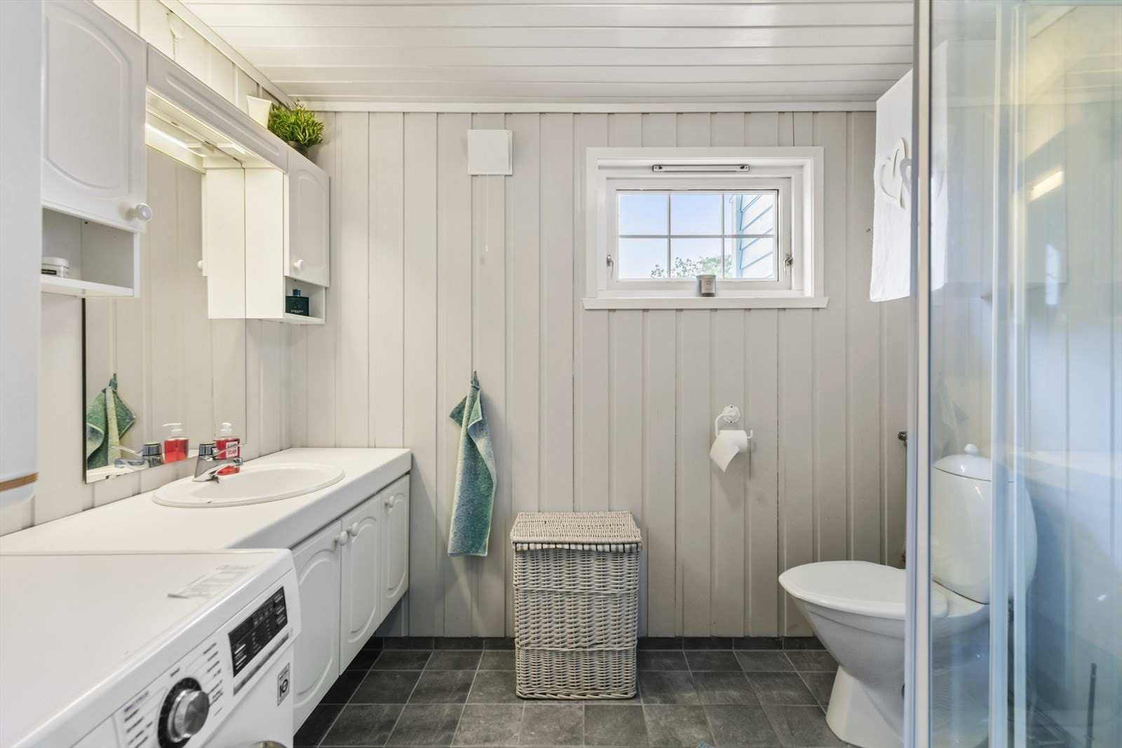Badet er opprinnelig fra byggeår, men er påført påstøp, membran og fliser i 2014. Galleribilde