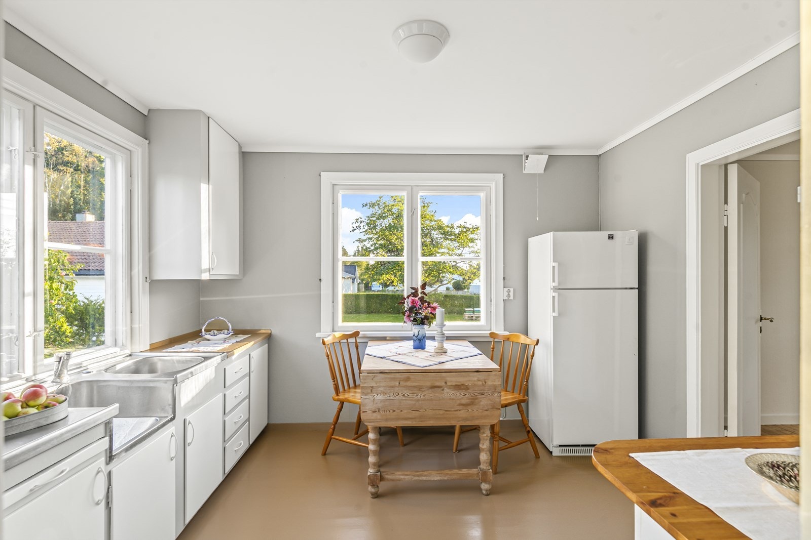 Det er fint plass til spisebord under vinduet - perfekt for de raskere og enklere måltidene i hverdagen! Galleribilde